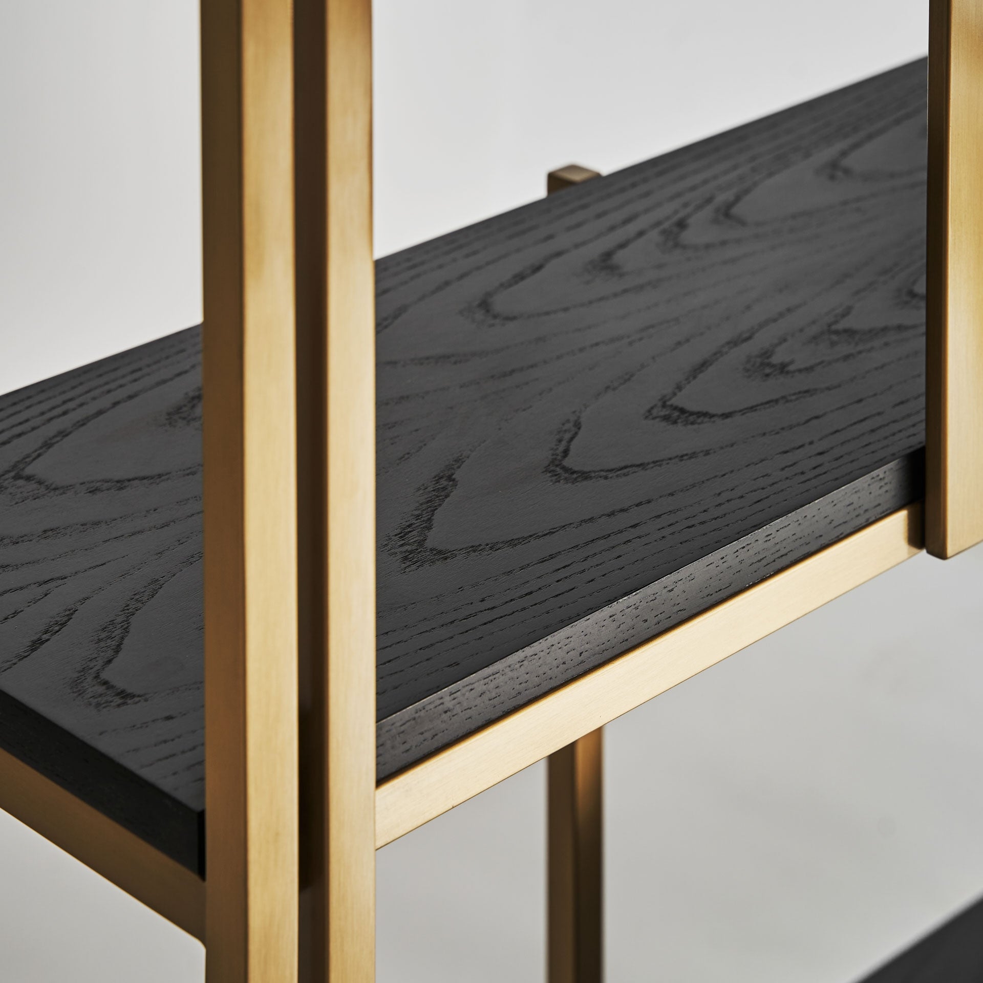 Regal LEIRA aus schwarzem Eichenholz mit goldener Veredelung