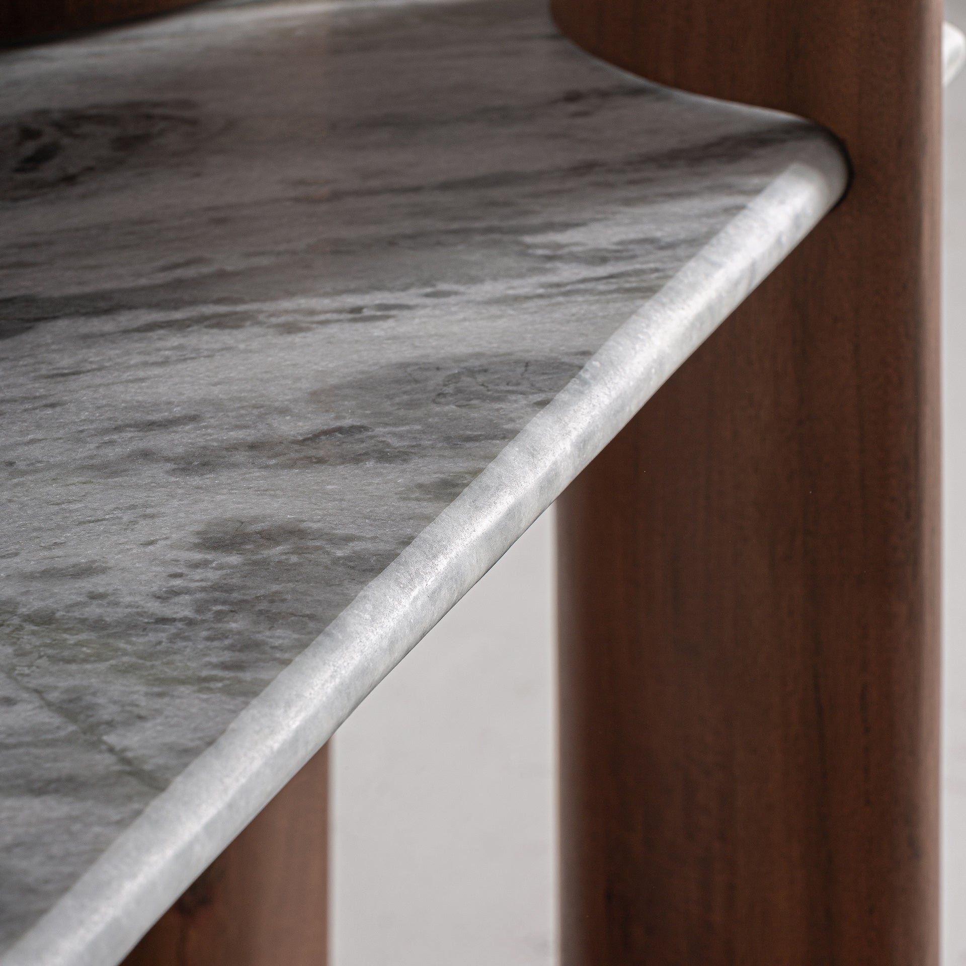 Regal SAGY aus Akazienholz mit Marmor