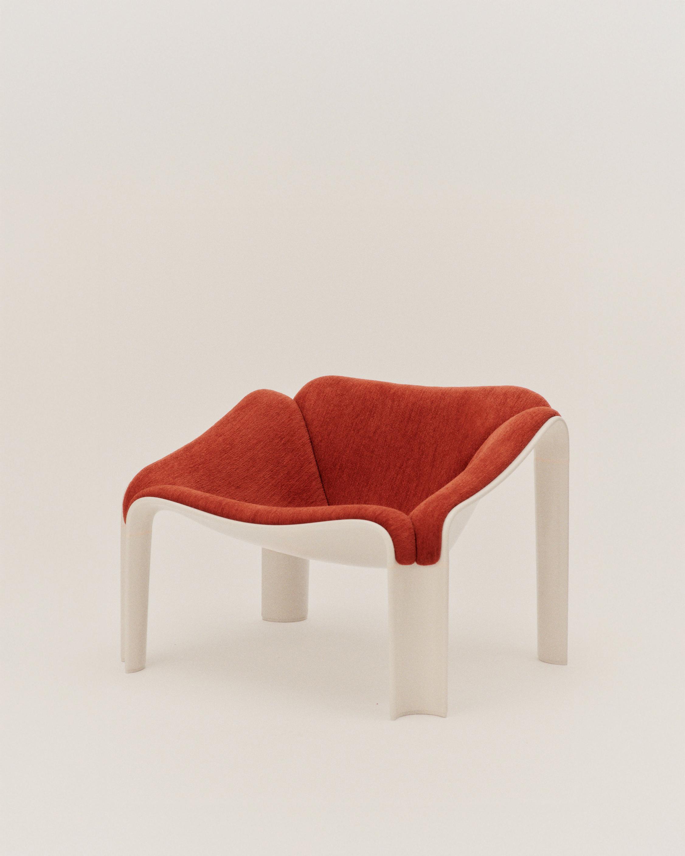 Fotel F300 rood met witte basis [Amelia verbeterd]