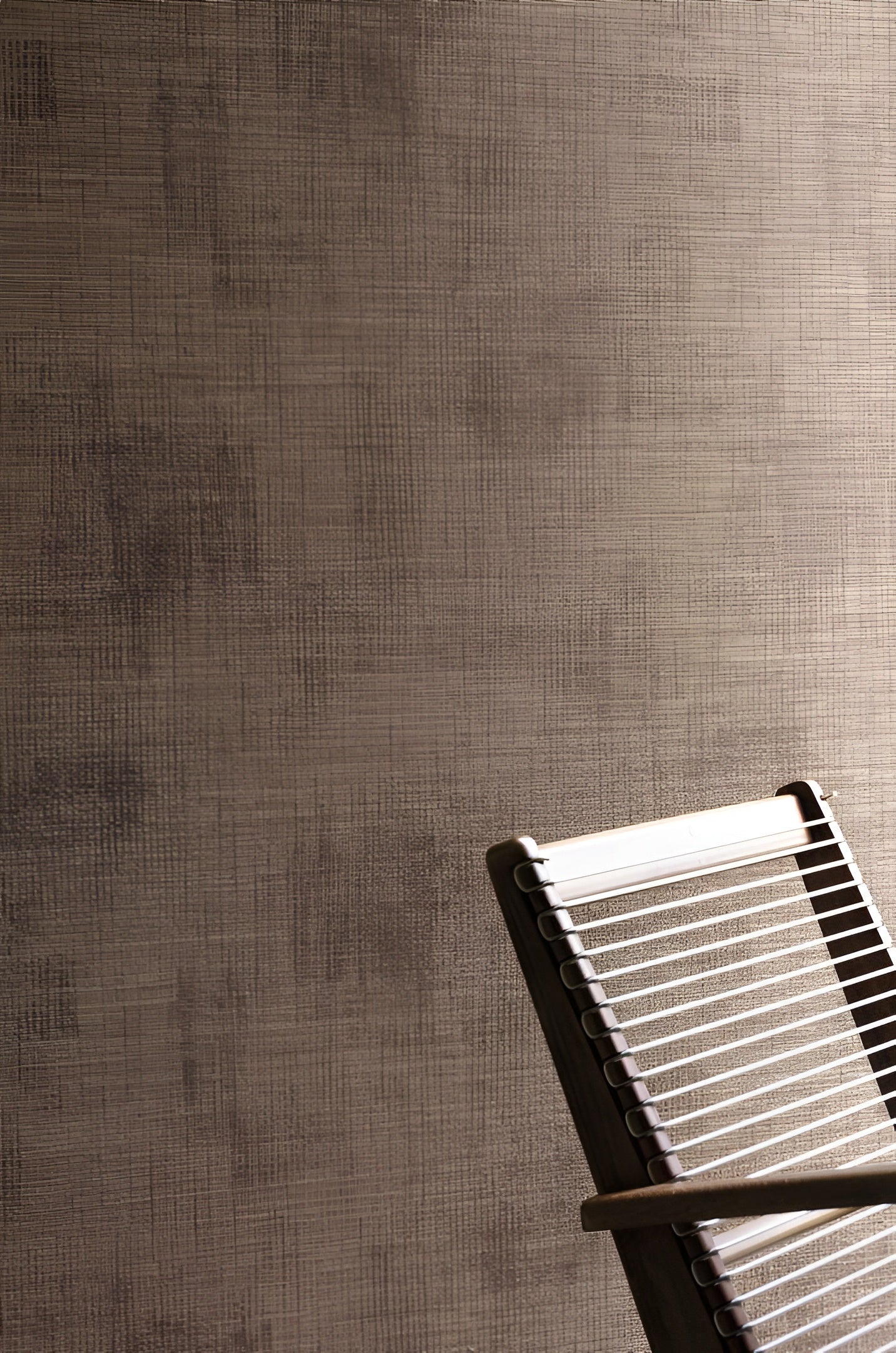Structural textile wallpaper imitating canvas ORCADE - Tobacco brown