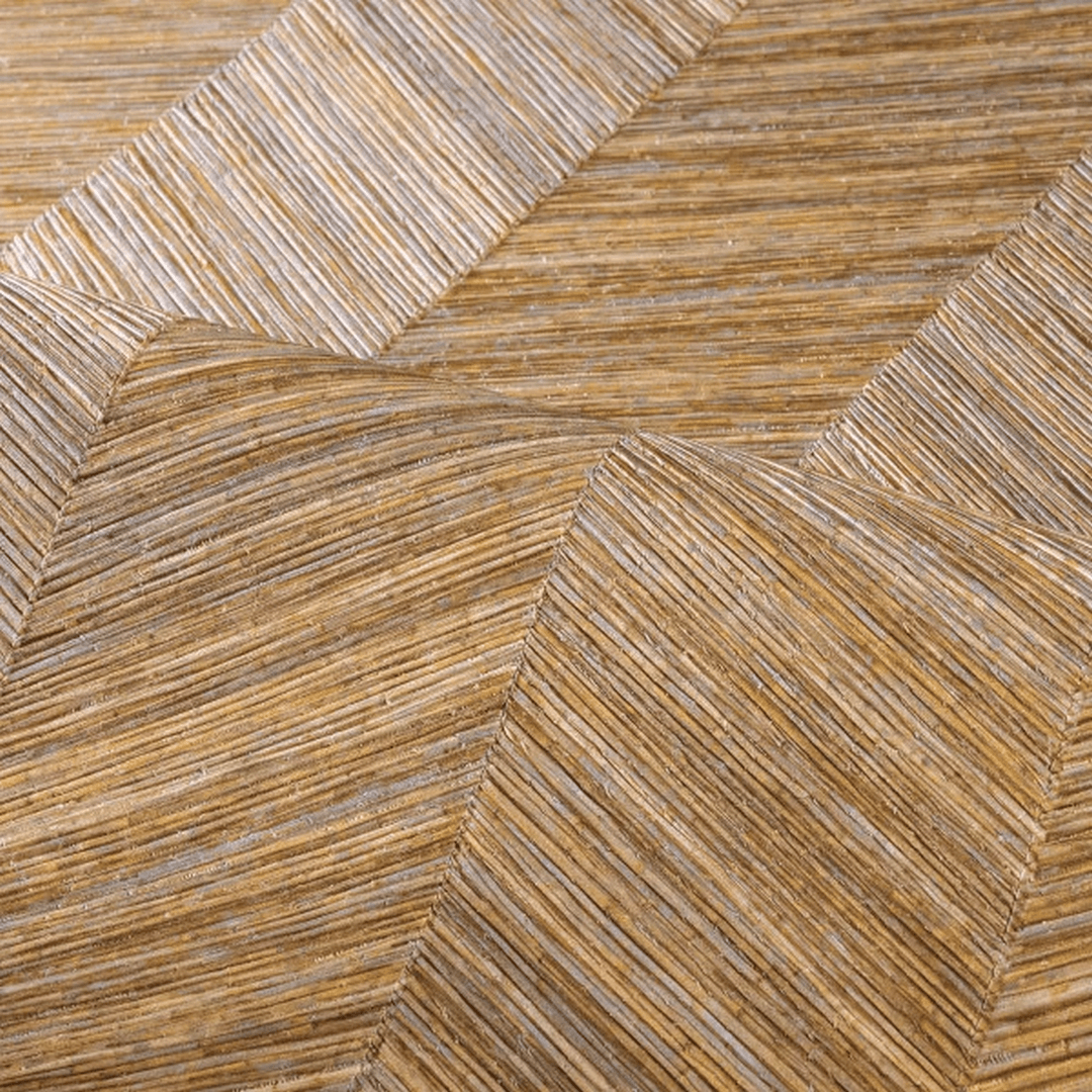 Geometrische structuurbehang dat hout imiteert met een visgraatpatroon OCOTEA - OCRE honingkleur