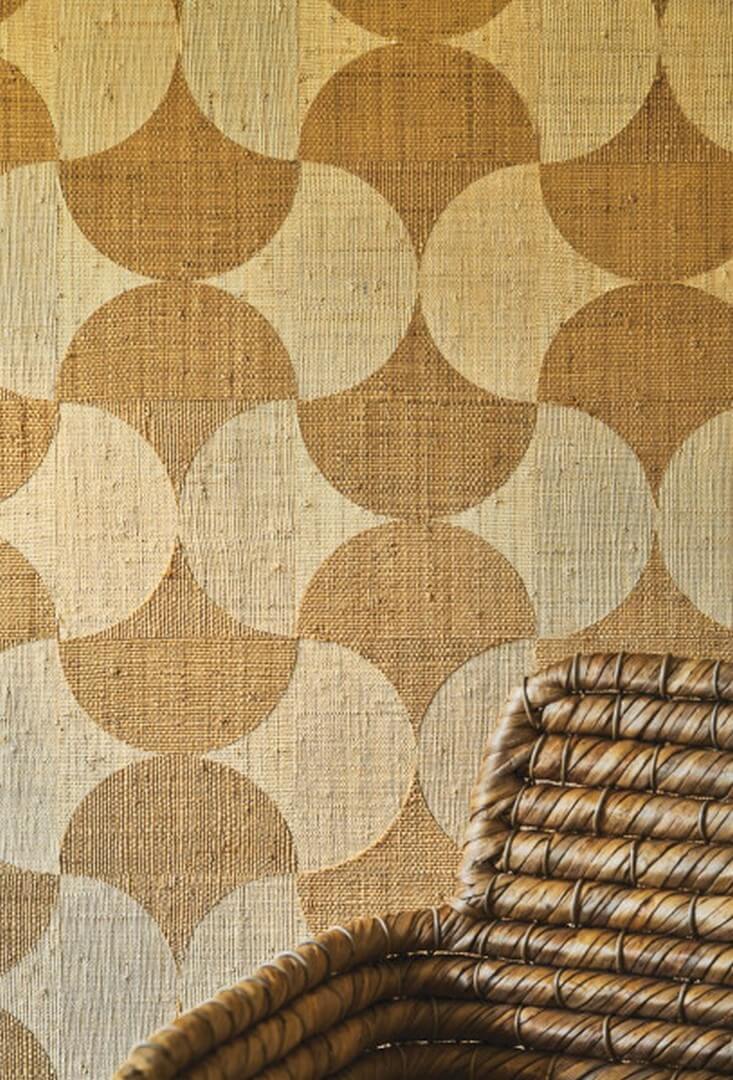 Natuurlijke wandbekleding met geometrisch patroon van raffia SUMBA - NATUURLIJK bruin met beige
