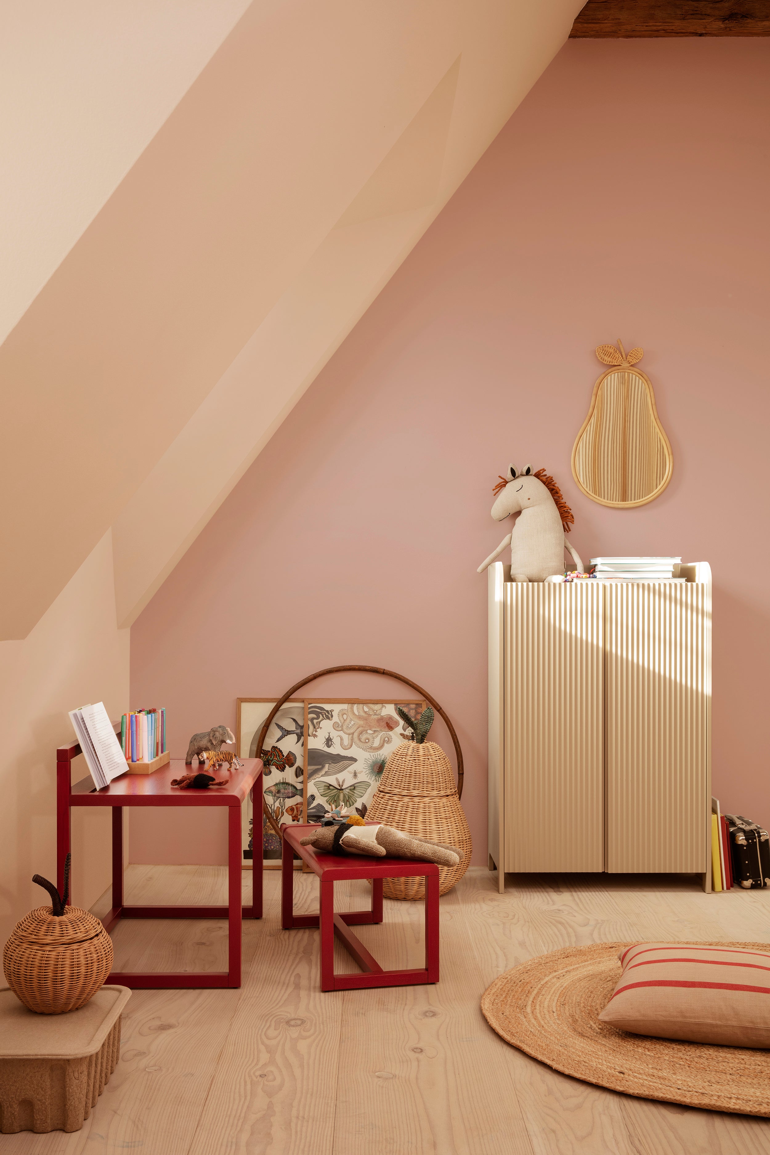 Lage SILL KAST met 2 deuren beige