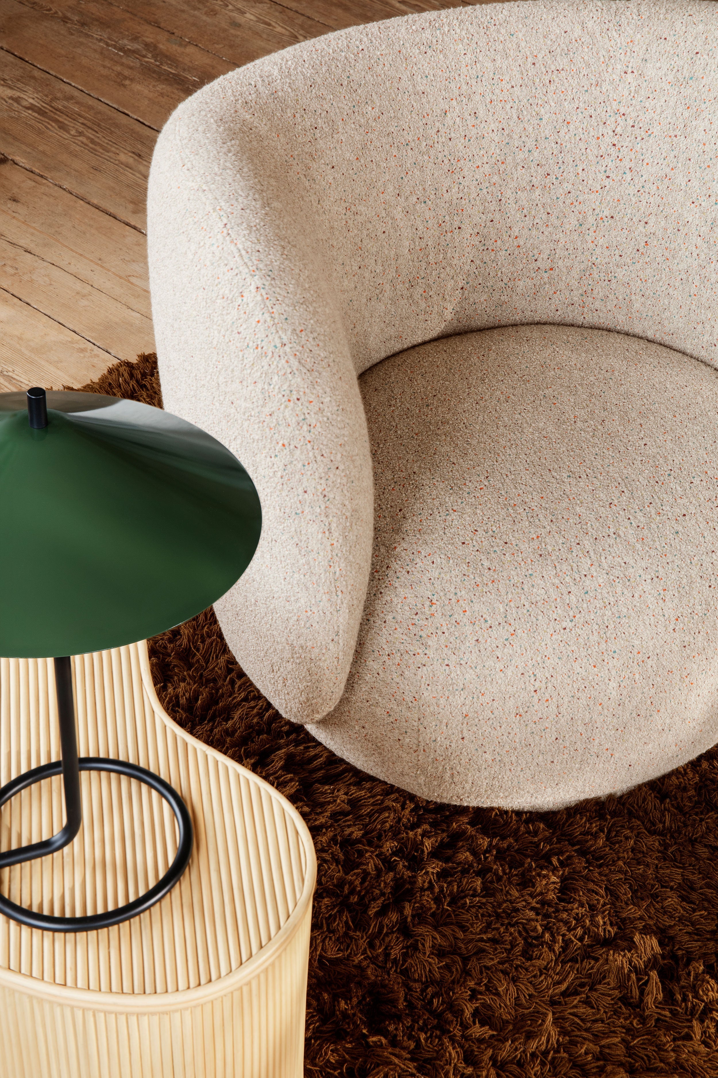 Fotel obrotowy RICO LOUNGE Grain czekoladowy do salonu – ferm LIVING