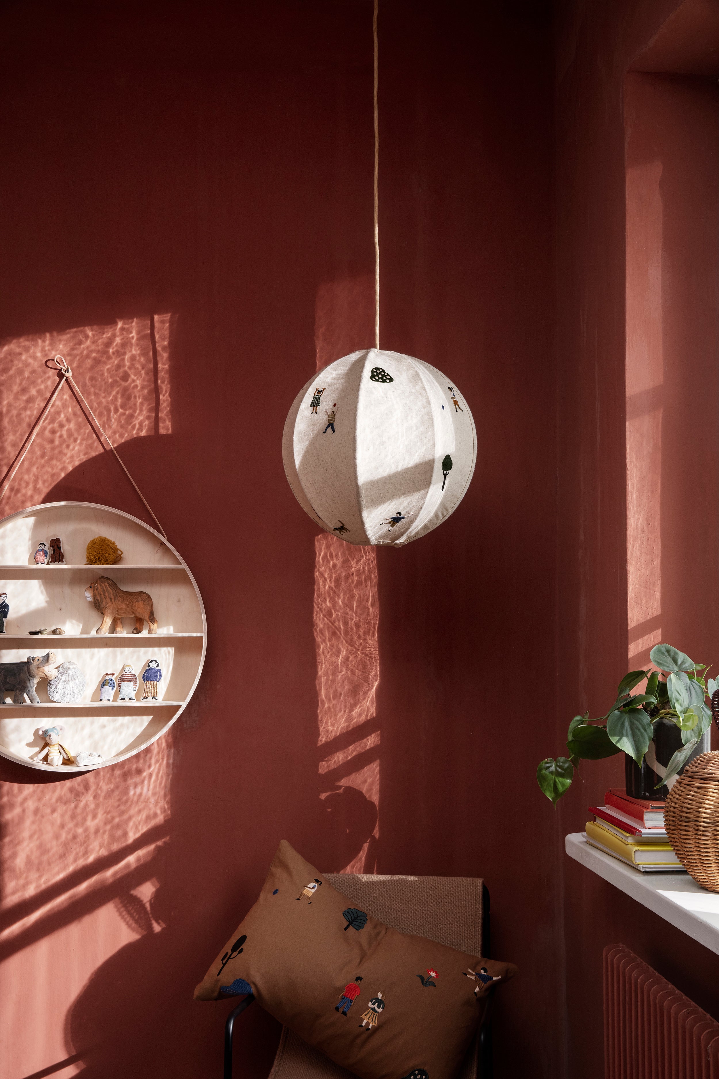 ROUND DORM Hängeregal Holz mit Lederkordel