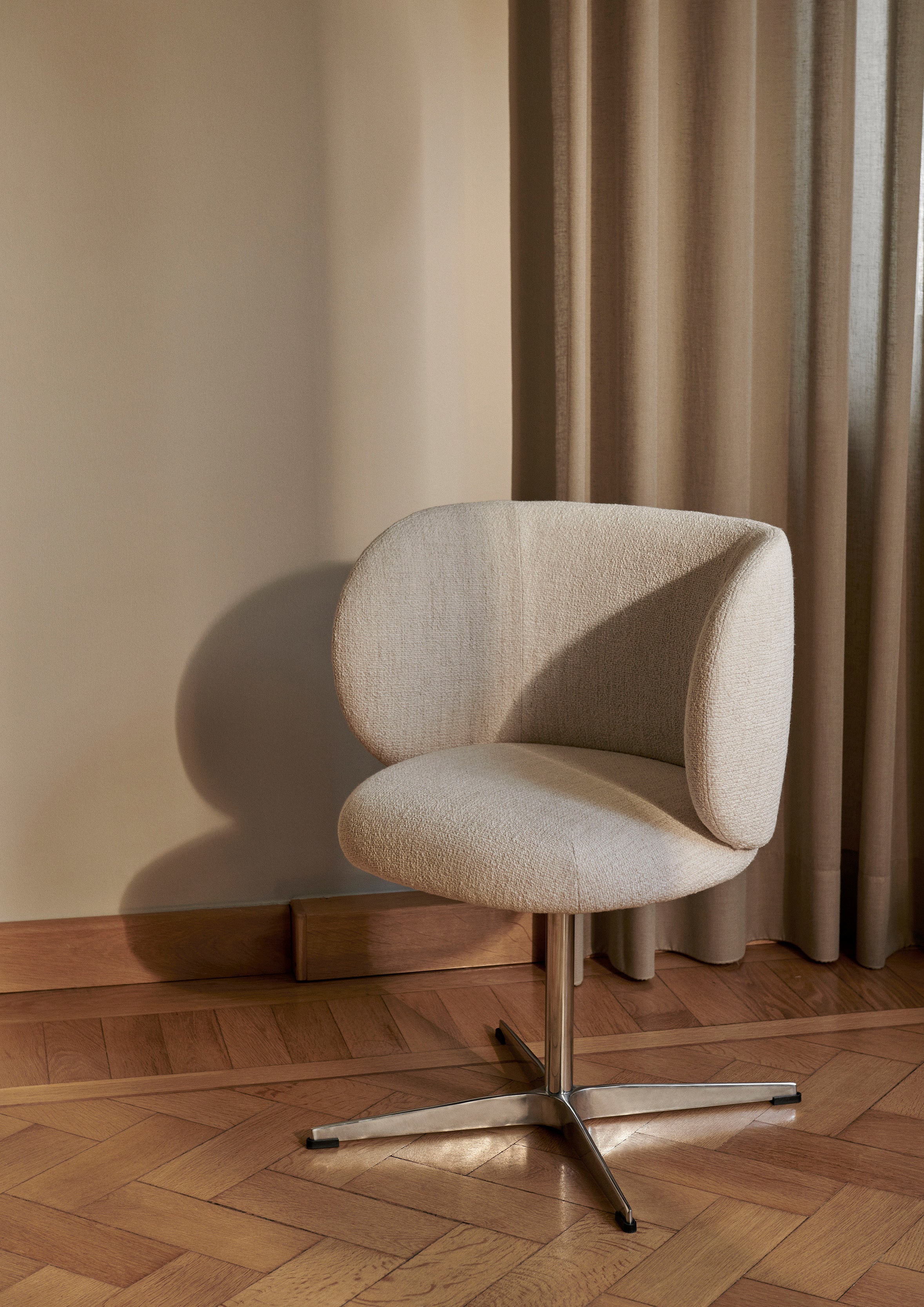 Krzesło obrotowe z podłokietnikami RICO Bouclé złamana biel do jadalni – ferm LIVING