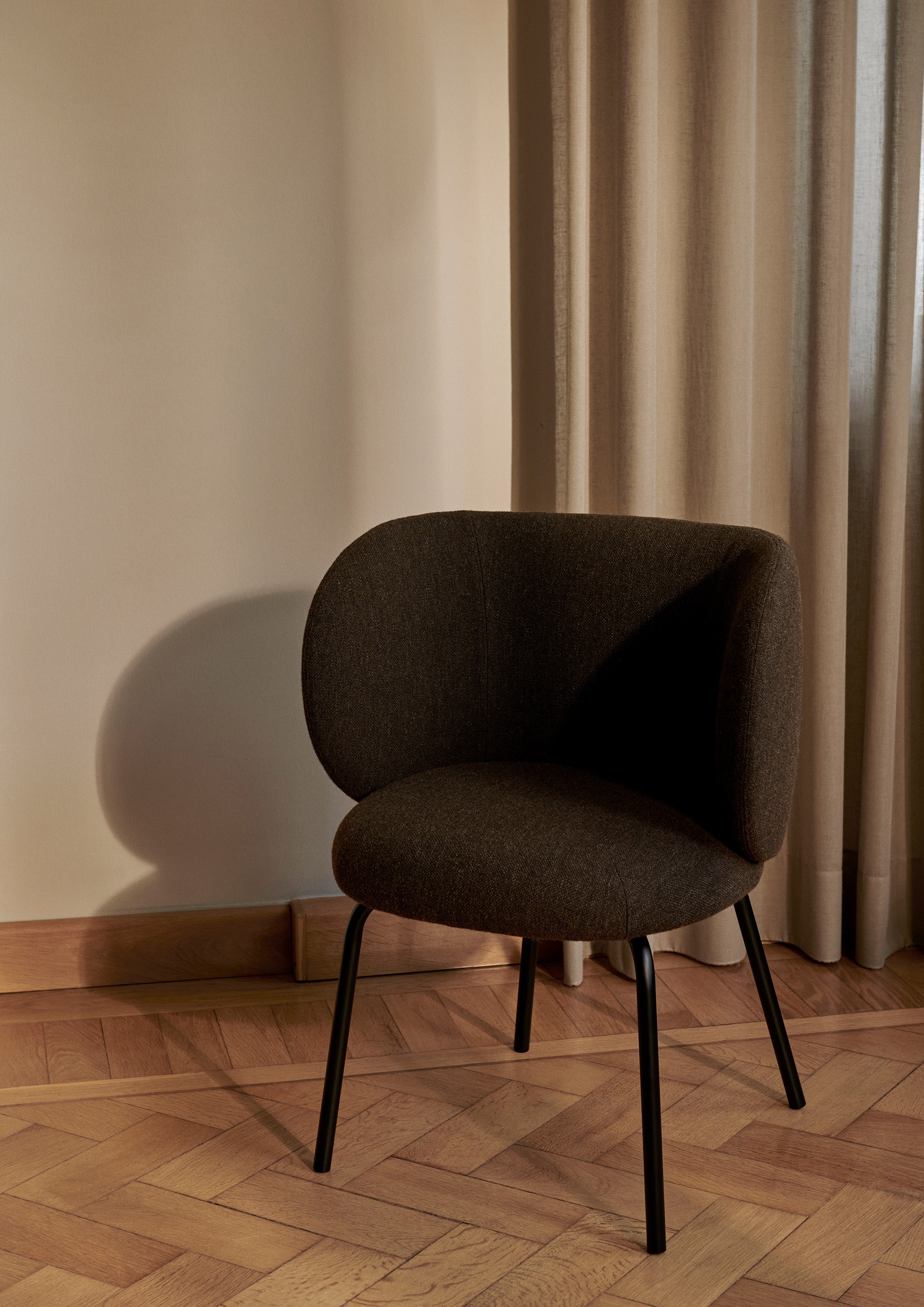 Chair with armrests Rico Hallingdal dark brown with a beige base