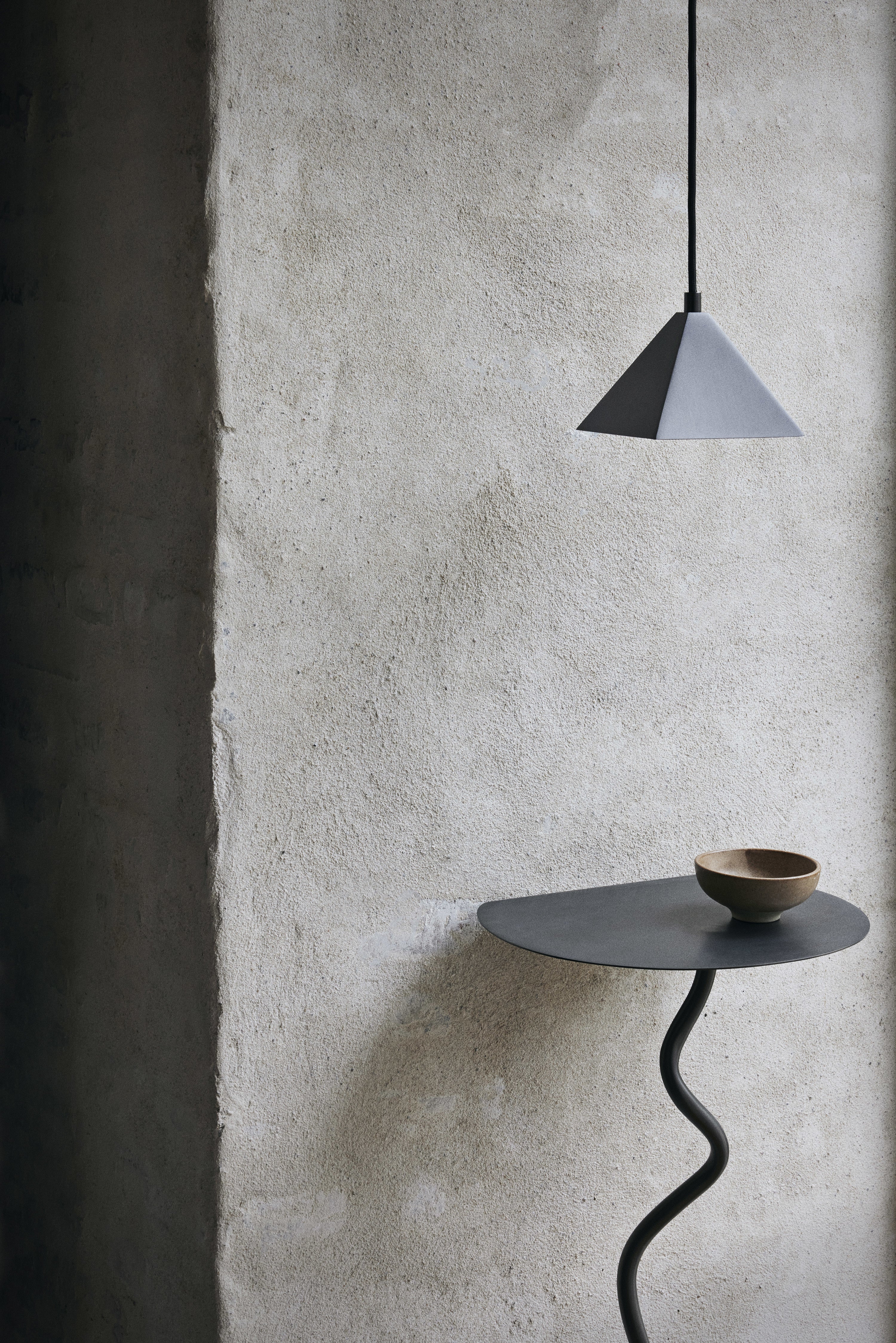 CURVATURE Wandtisch aus schwarzem Messing 