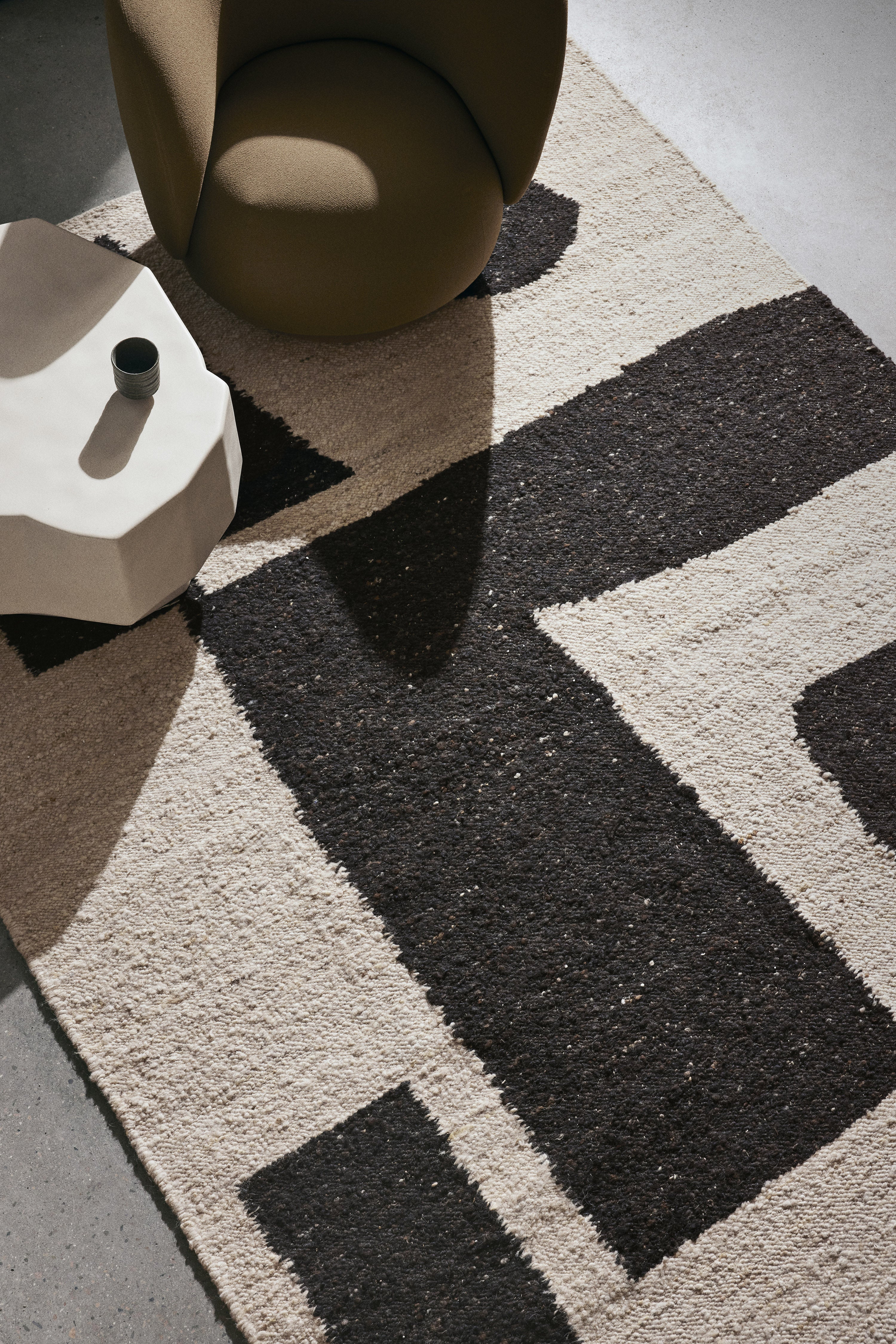 Dywan PIECE coffee, marka ferm LIVING
