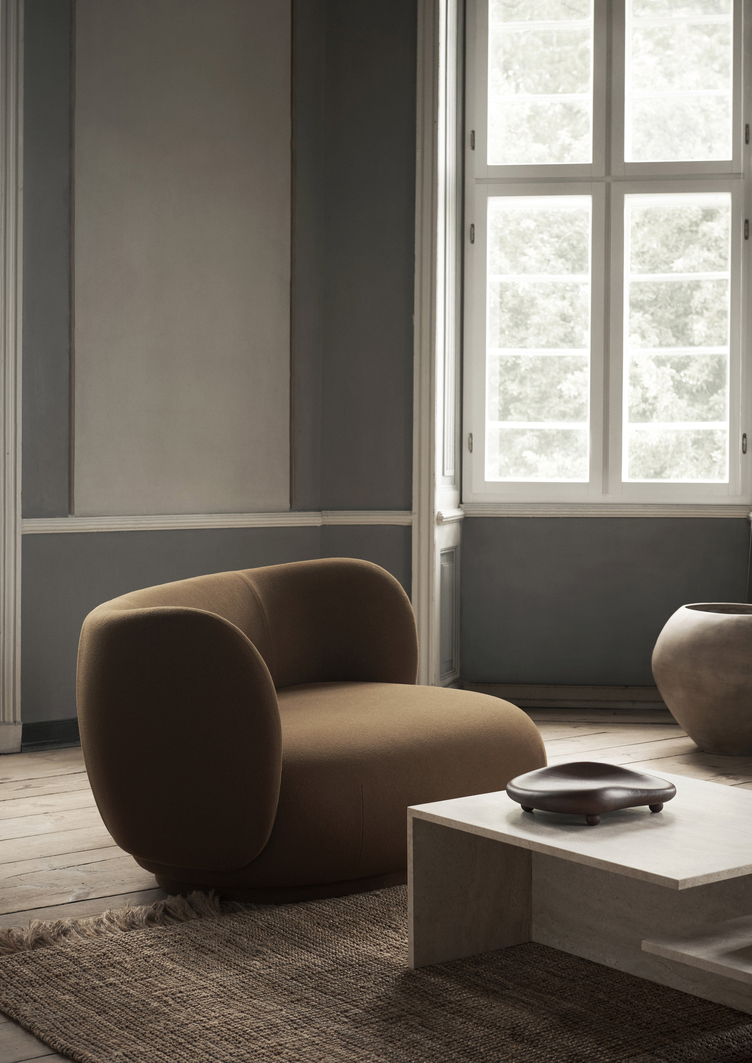 Sofa prawostronna RICO CURVE tapicerowana do salonu – ferm LIVING