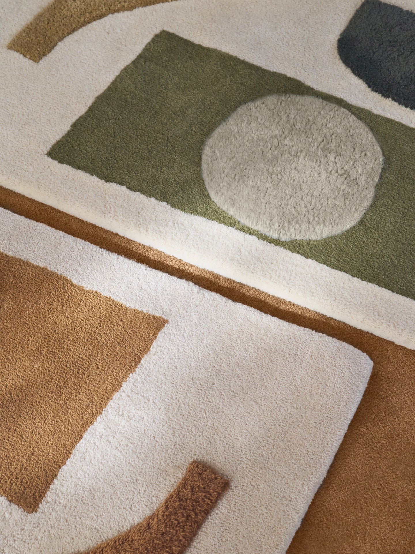BLOCO brick-colored rug with beige