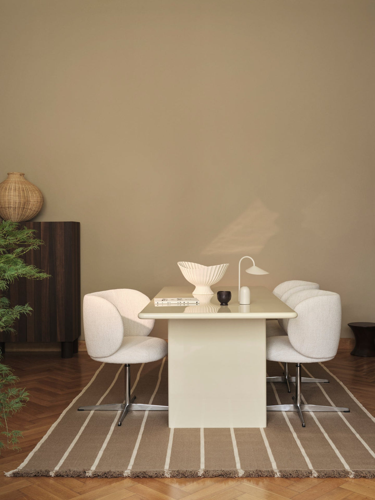 Stół RINK kremowy – styl minimalistyczny