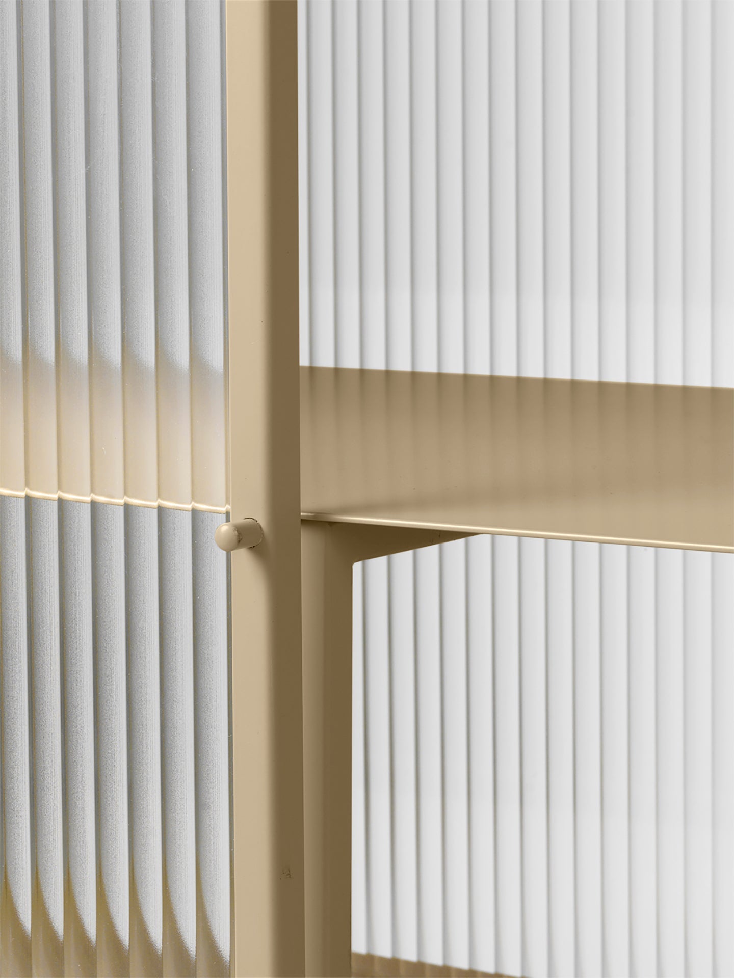 Komoda HAZE ryflowane szkło z beżową podstawą – metal, ferm LIVING
