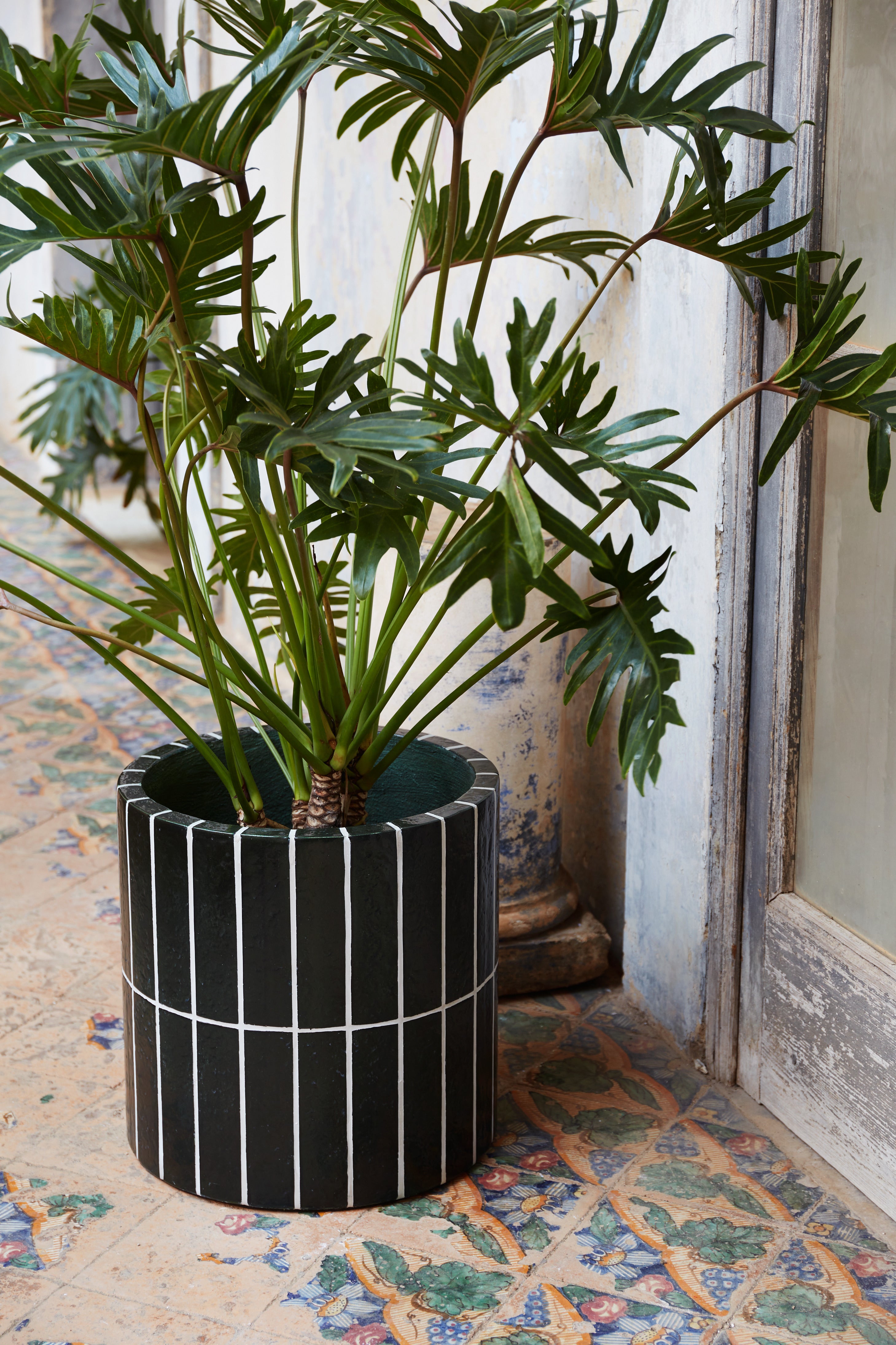 Donica PILLAR PLANT POT donkergroen beton met wit