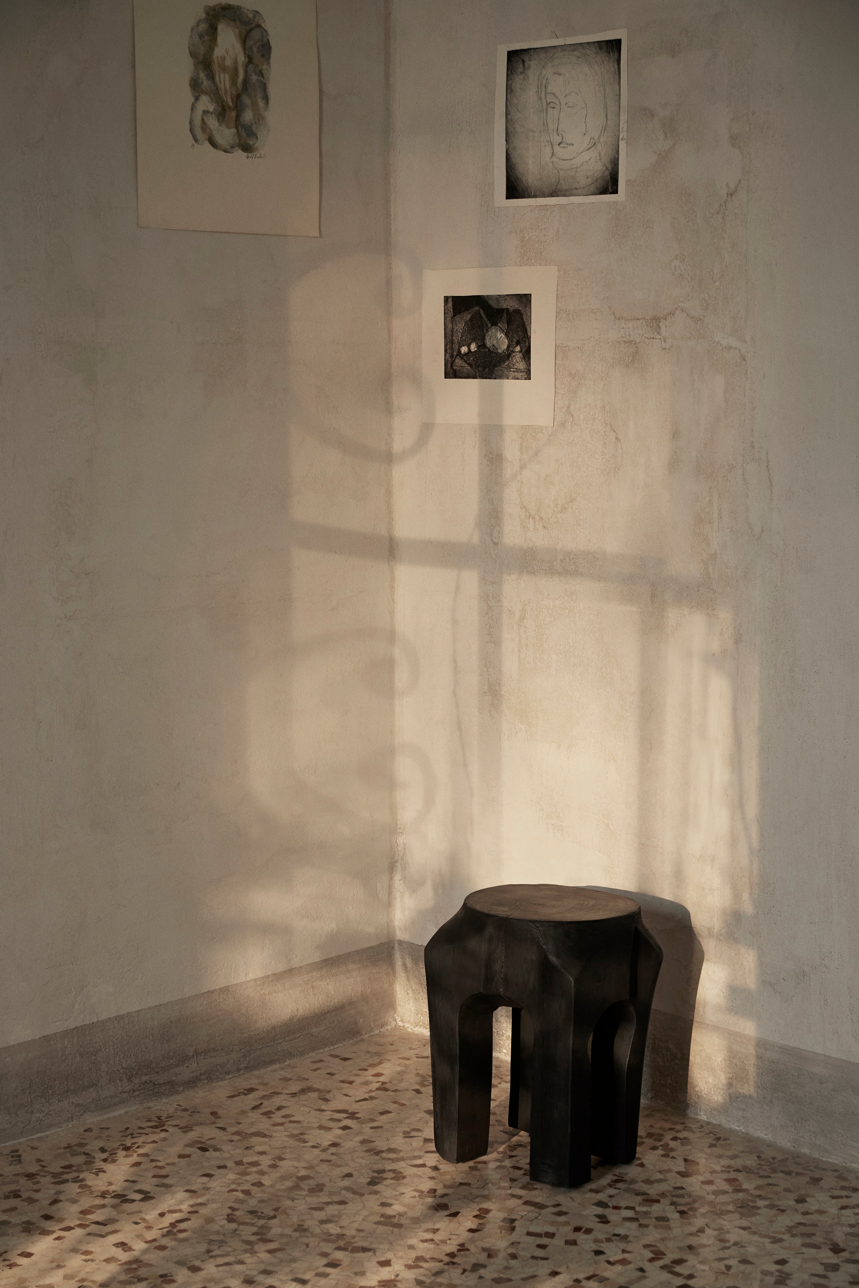 Stołek ROOT czarne korzenie drzewa teakowego – ferm LIVING