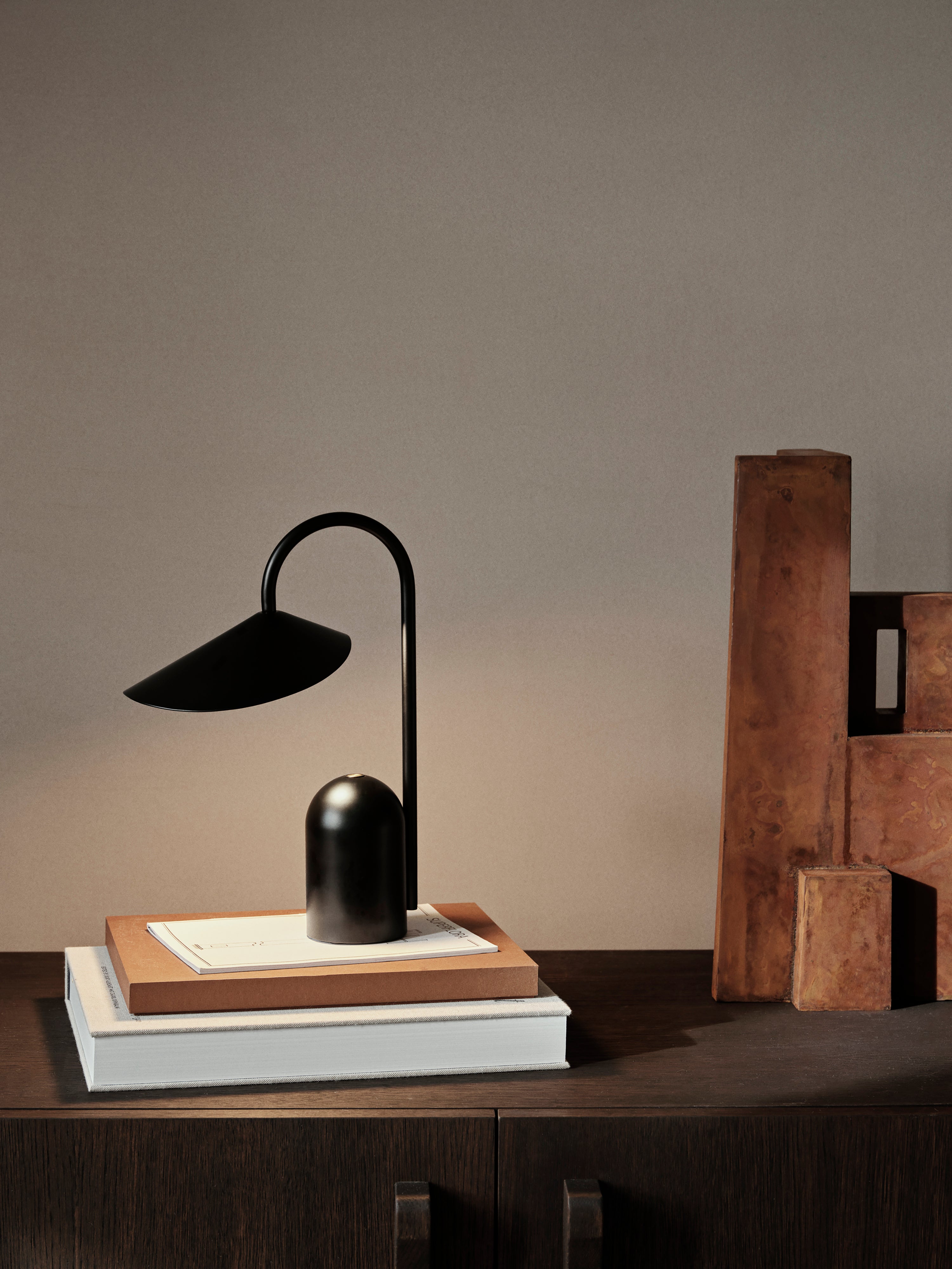 Black arum portable lamp