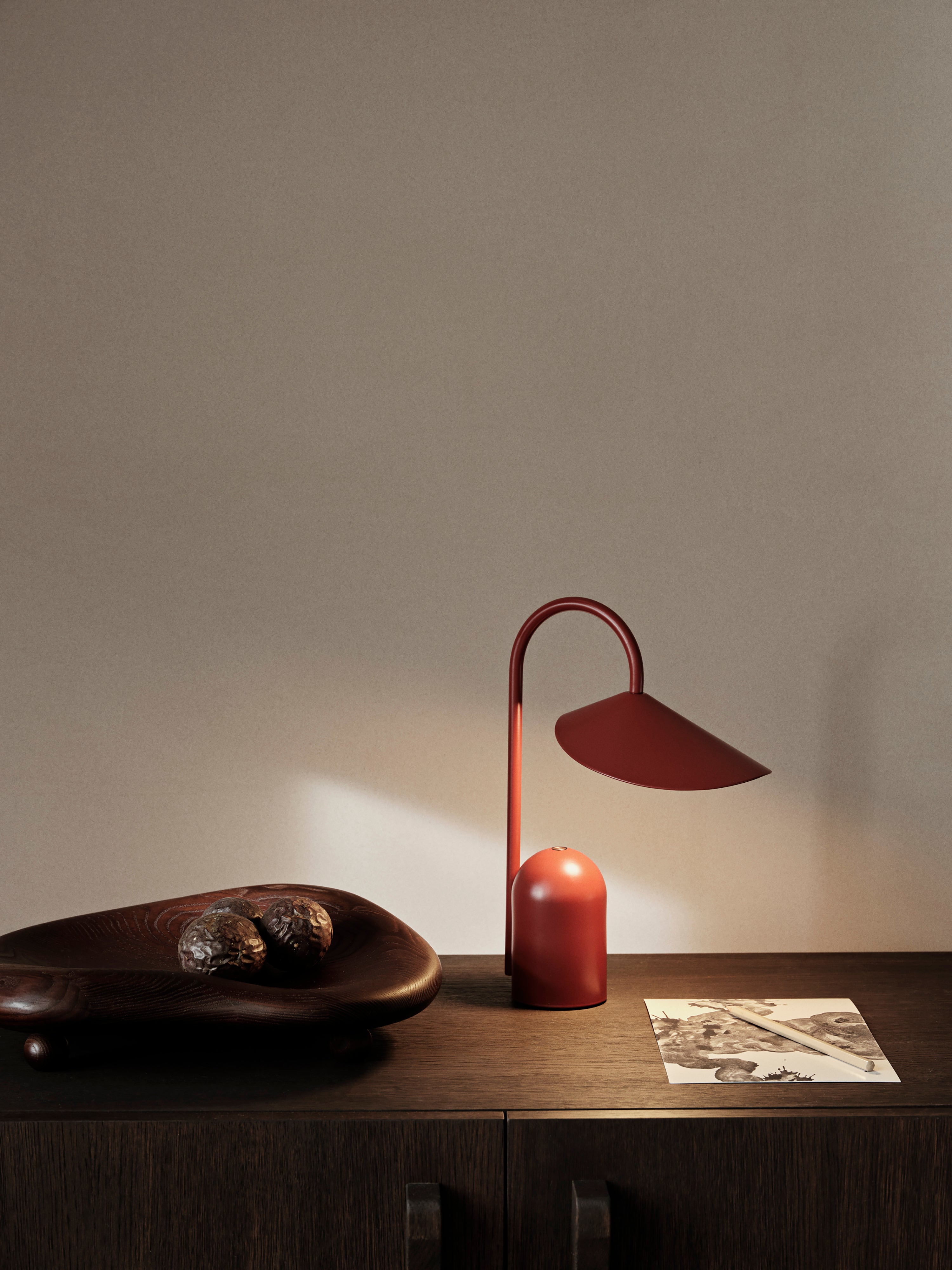 Lampa przenośna ARUM czerwony, marka ferm LIVING
