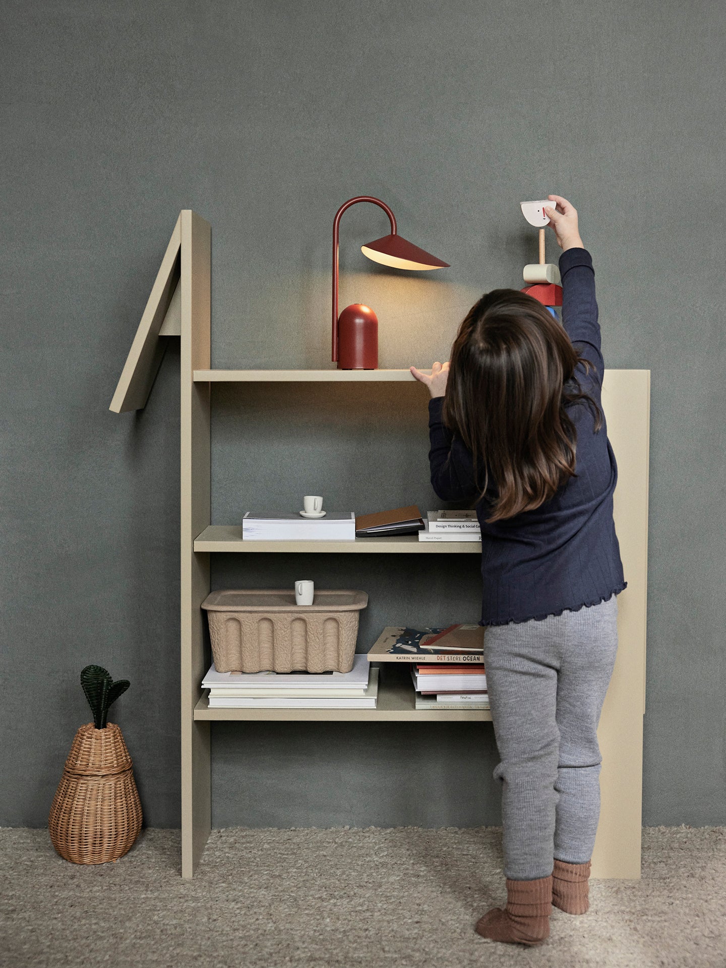Lampa przenośna ARUM czerwony – ferm LIVING