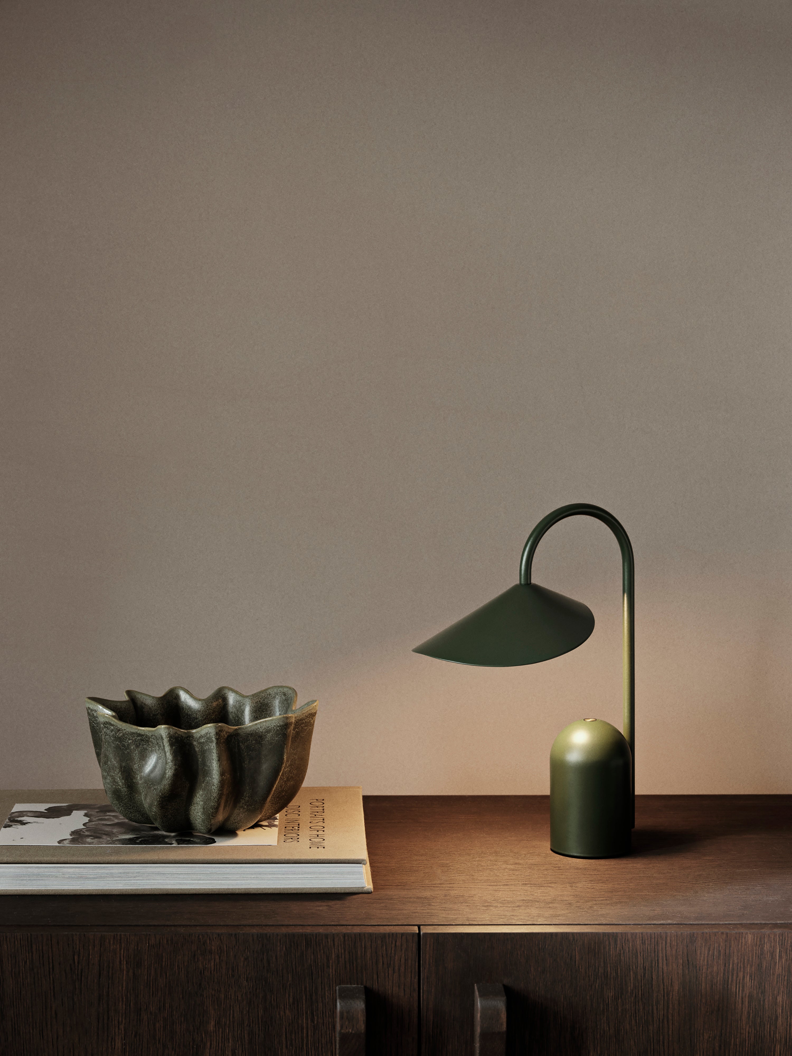 Lampa przenośna ARUM oliwkowy – ferm LIVING