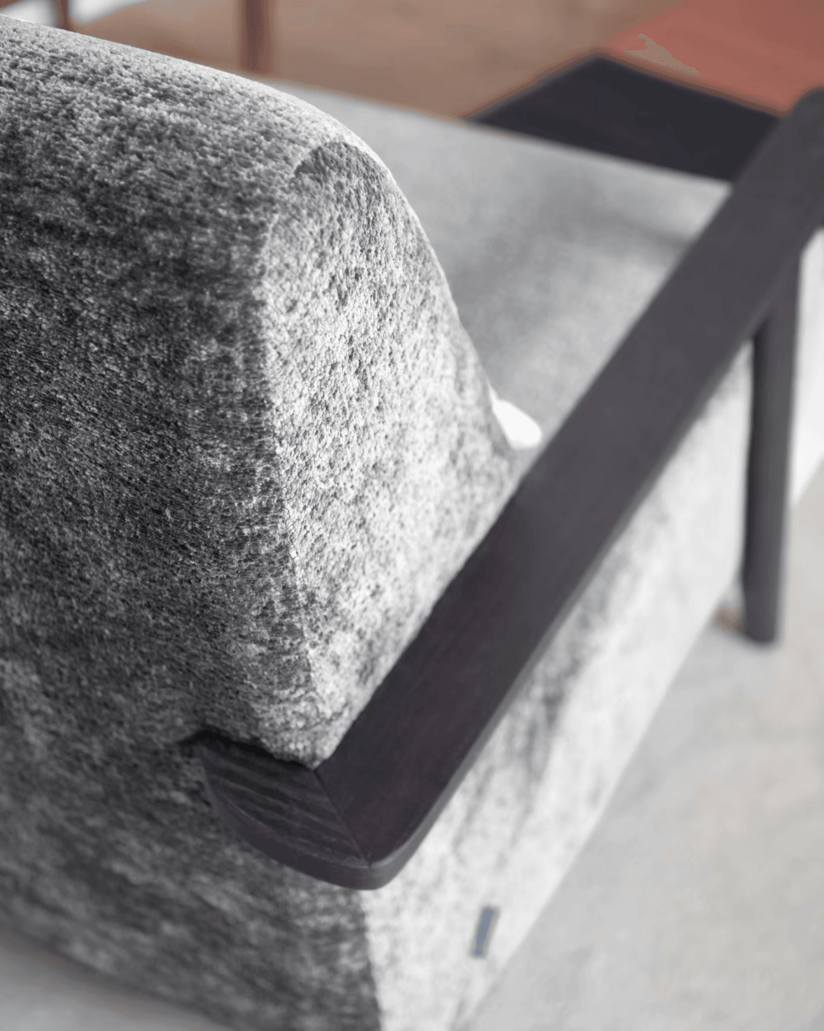 Fotel MEGHAN szary szenil z wenge podstawą La Forma    Eye on Design