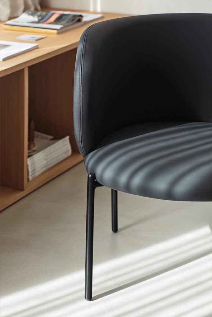 Fotel MOGI czarna ekoskóra Teulat    Eye on Design