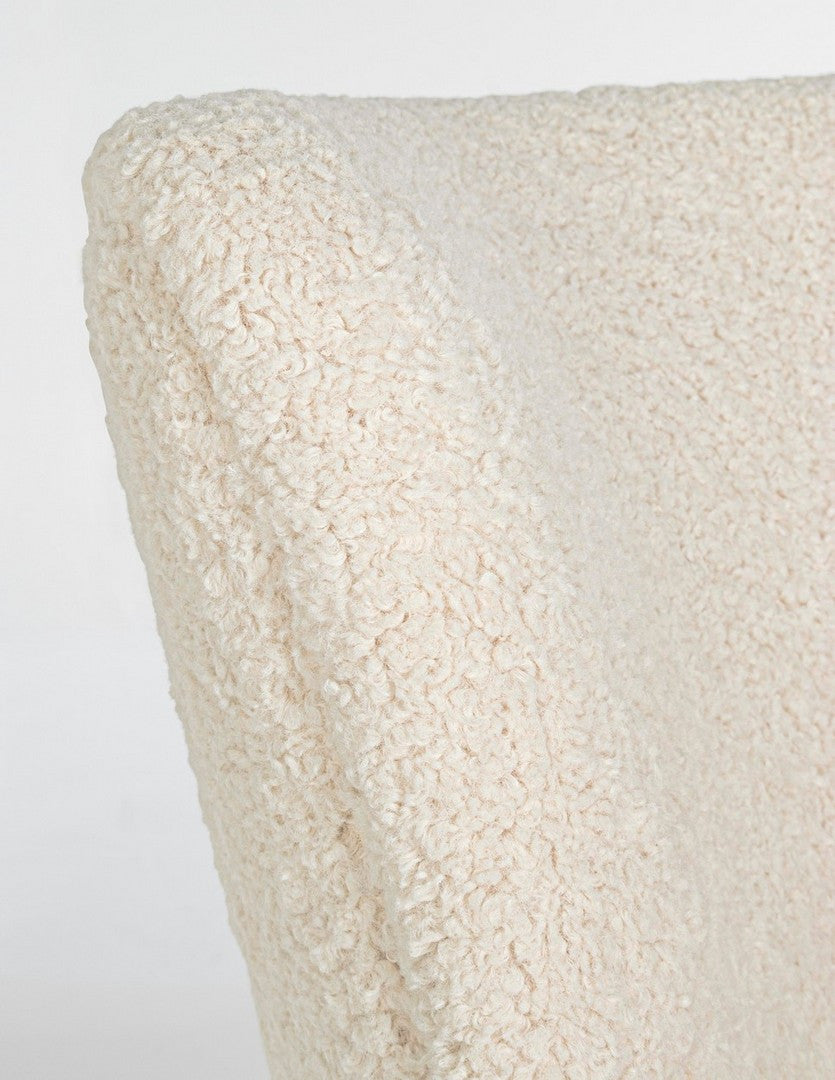 Witte MORITZ fauteuil met een basis van vurenhout