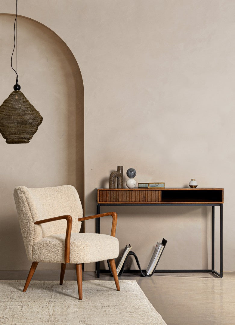 Witte MORITZ fauteuil met een basis van vurenhout