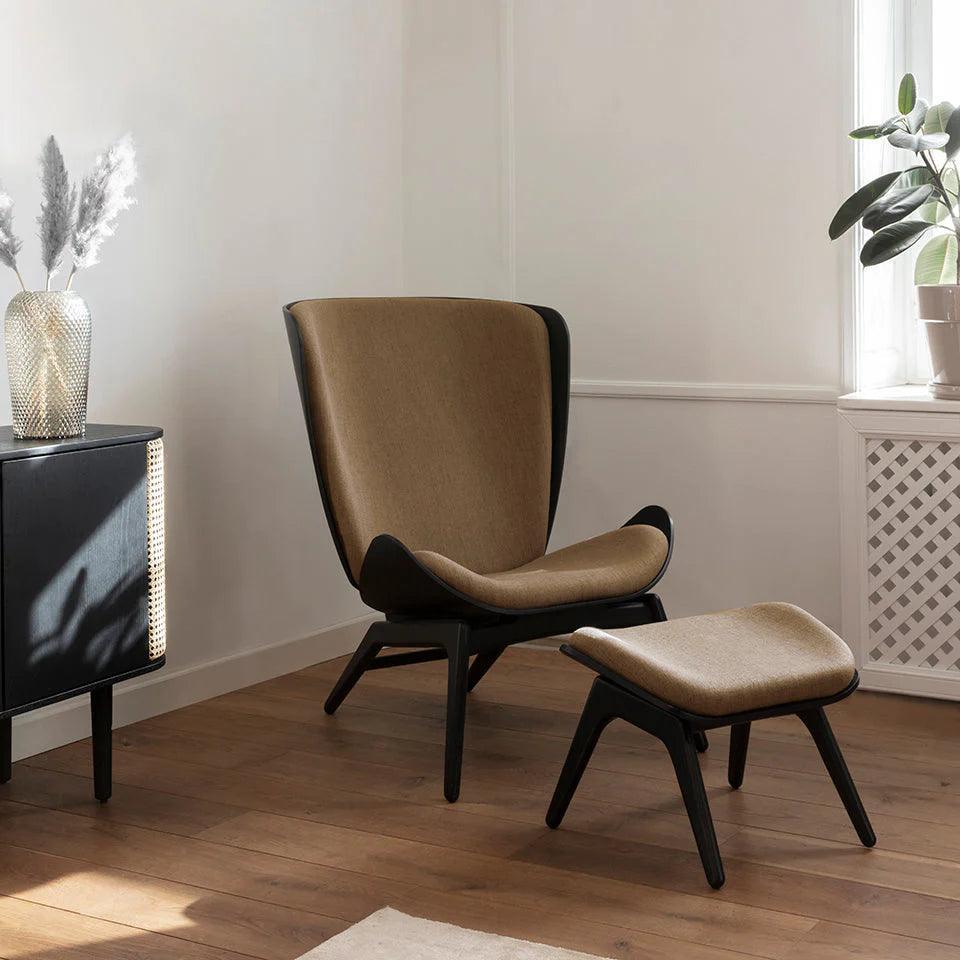 Fotel READER karmelowy z czarną podstawą UMAGE    Eye on Design