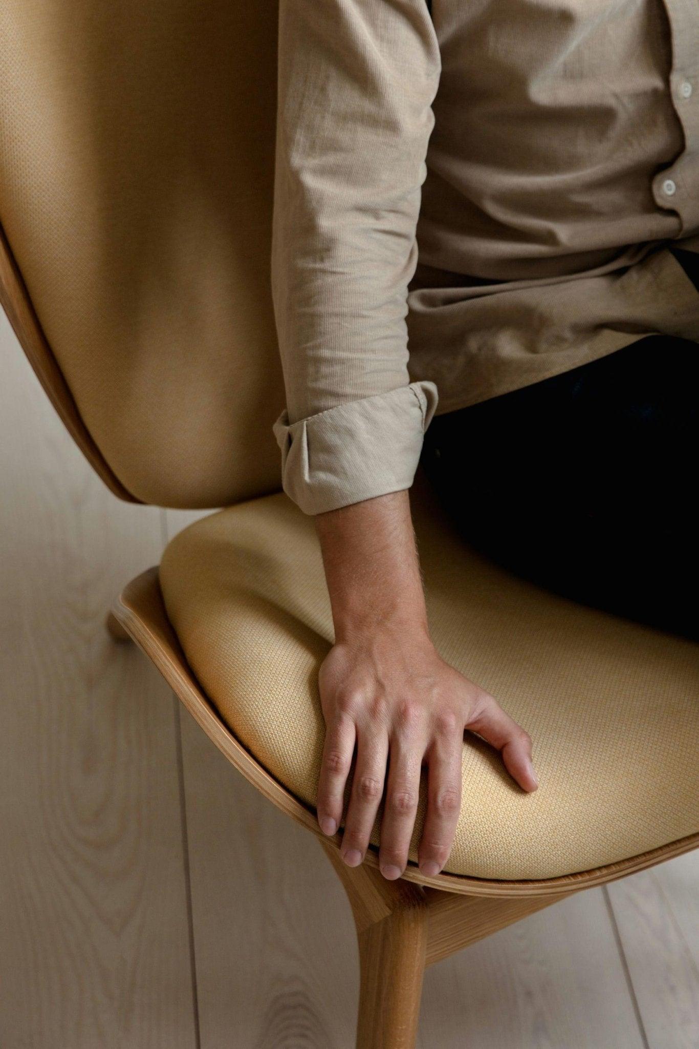 Fotel READER żółty z czarną podstawą do salonu – Umage