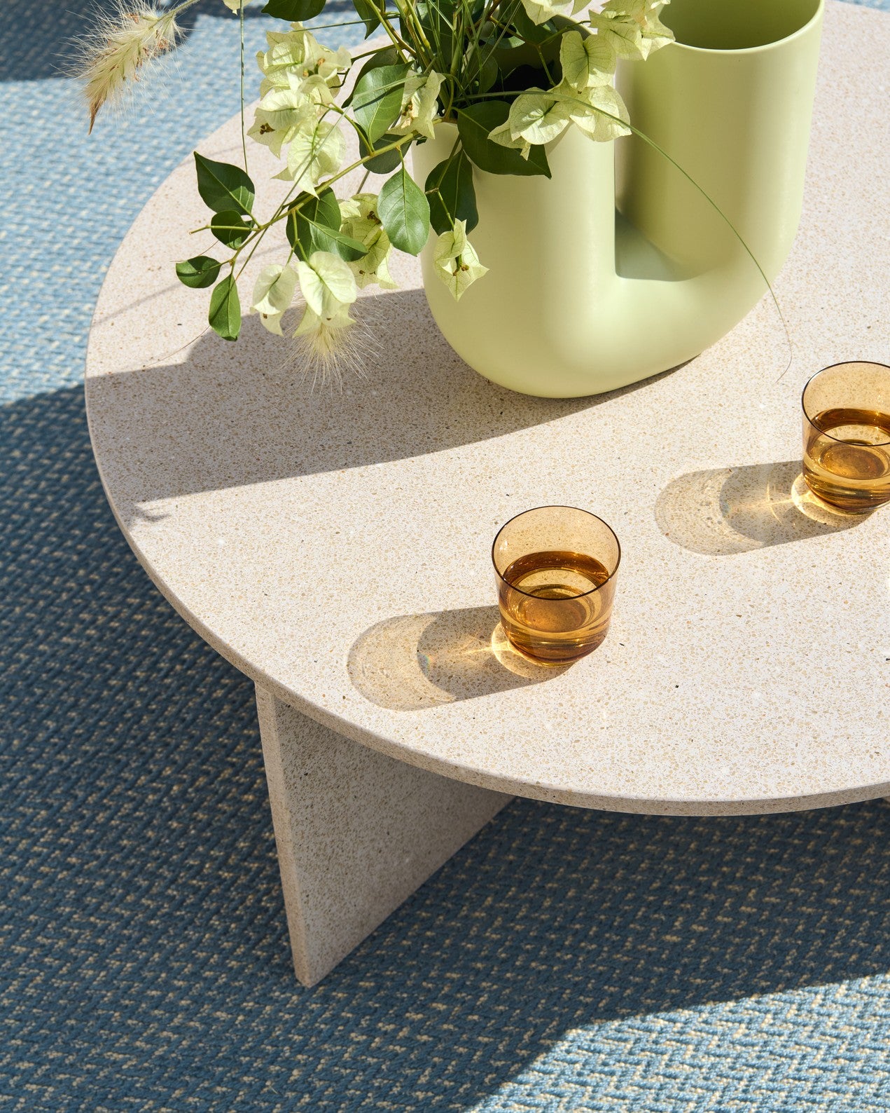 Buiten salontafel HALVES gebroken witte terrazzo