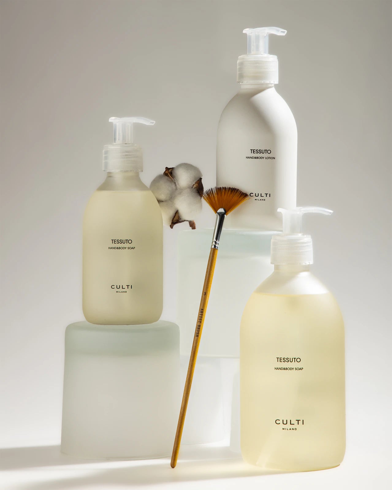 Hand- en lichaamszeep TESSUTO met tonen van bergamot, zwarte bessenbladeren, katoenbloemen, jasmijn en witte muskus.