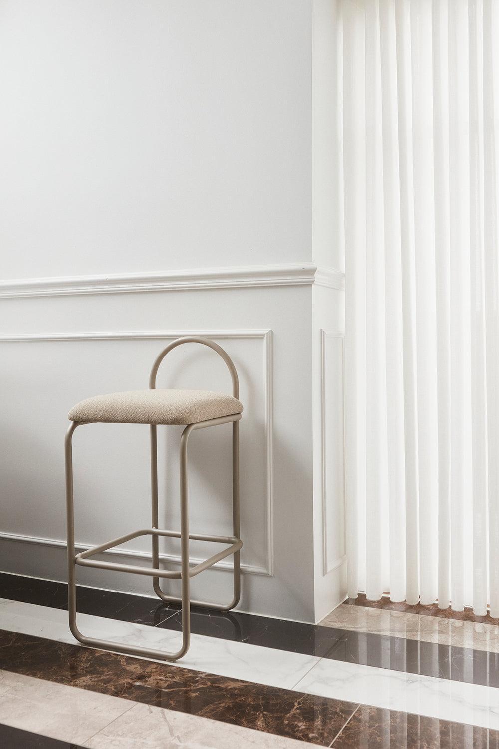 Hoker z tkaniną boucle ANGUI taupe AYTM    Eye on Design