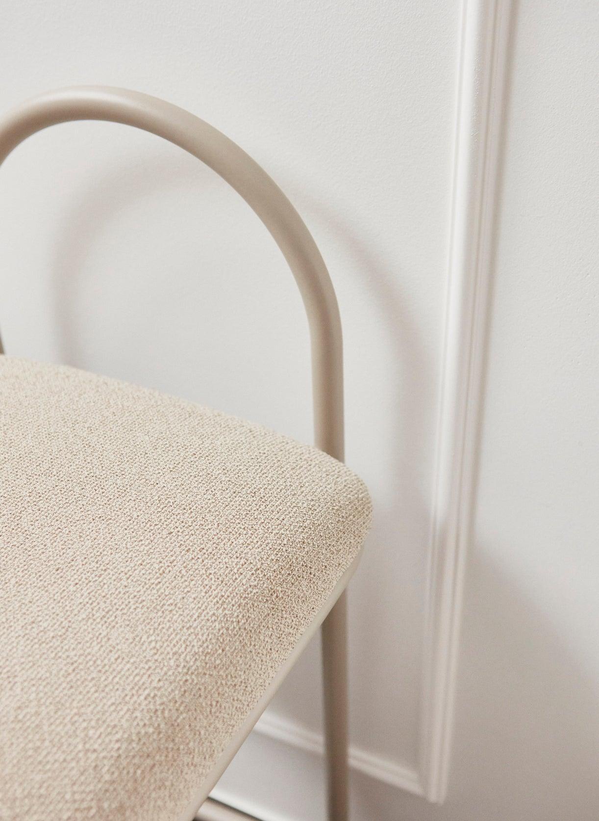 Hoker z tkaniną boucle ANGUI taupe AYTM    Eye on Design