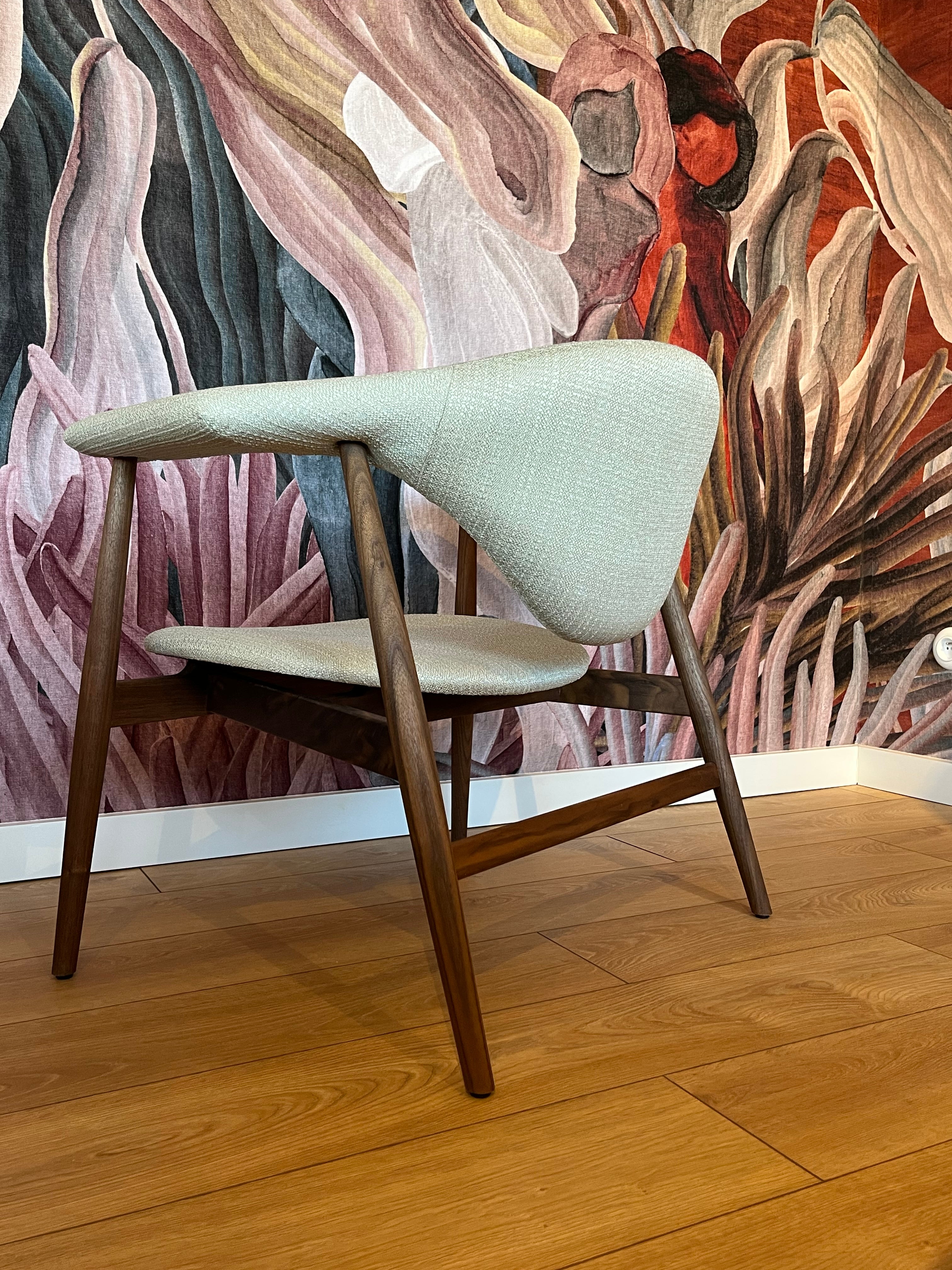 MASCULO Armchair in Beige with Walnut Base