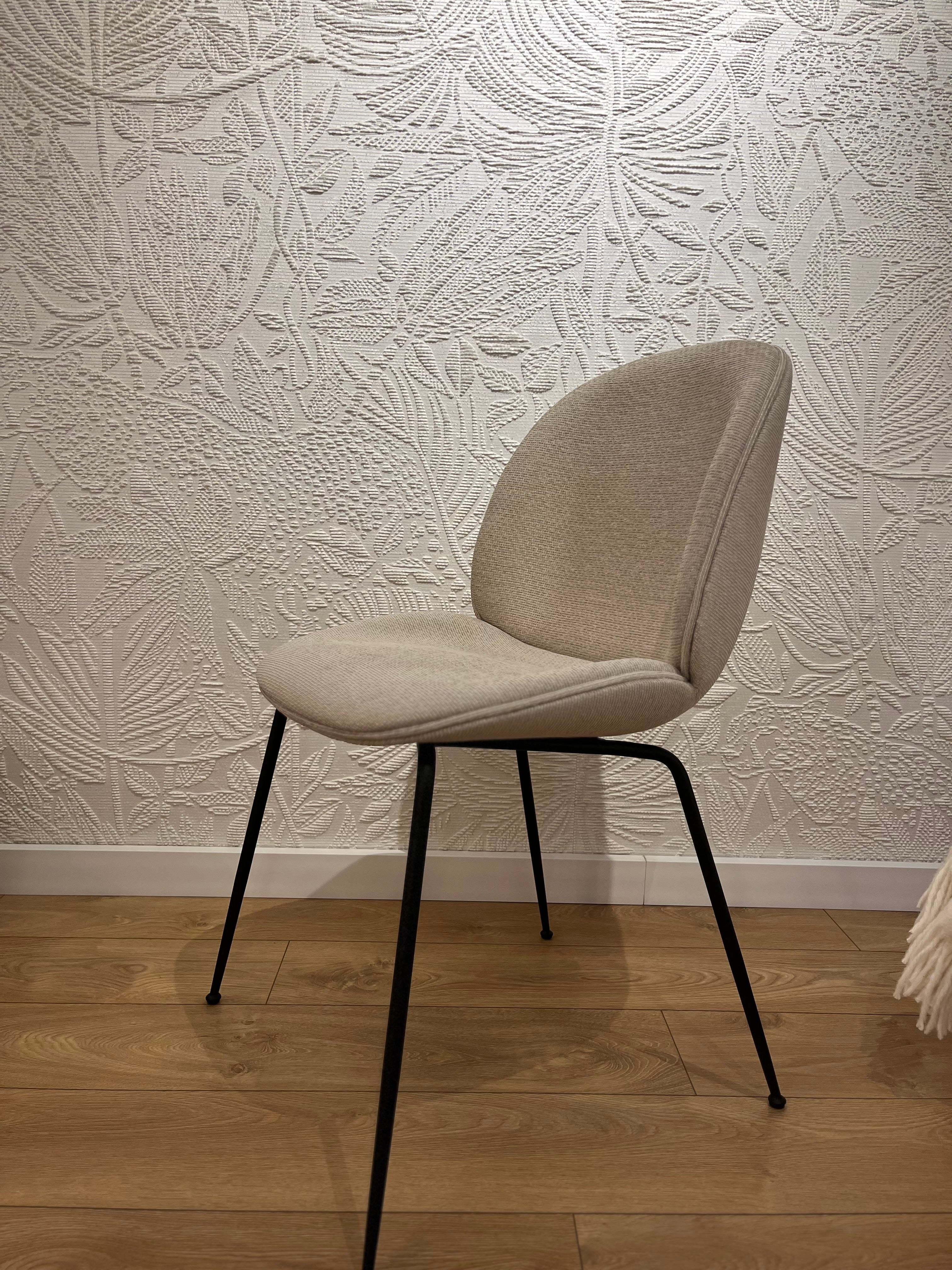 BEETLE Chair beige with black metal base