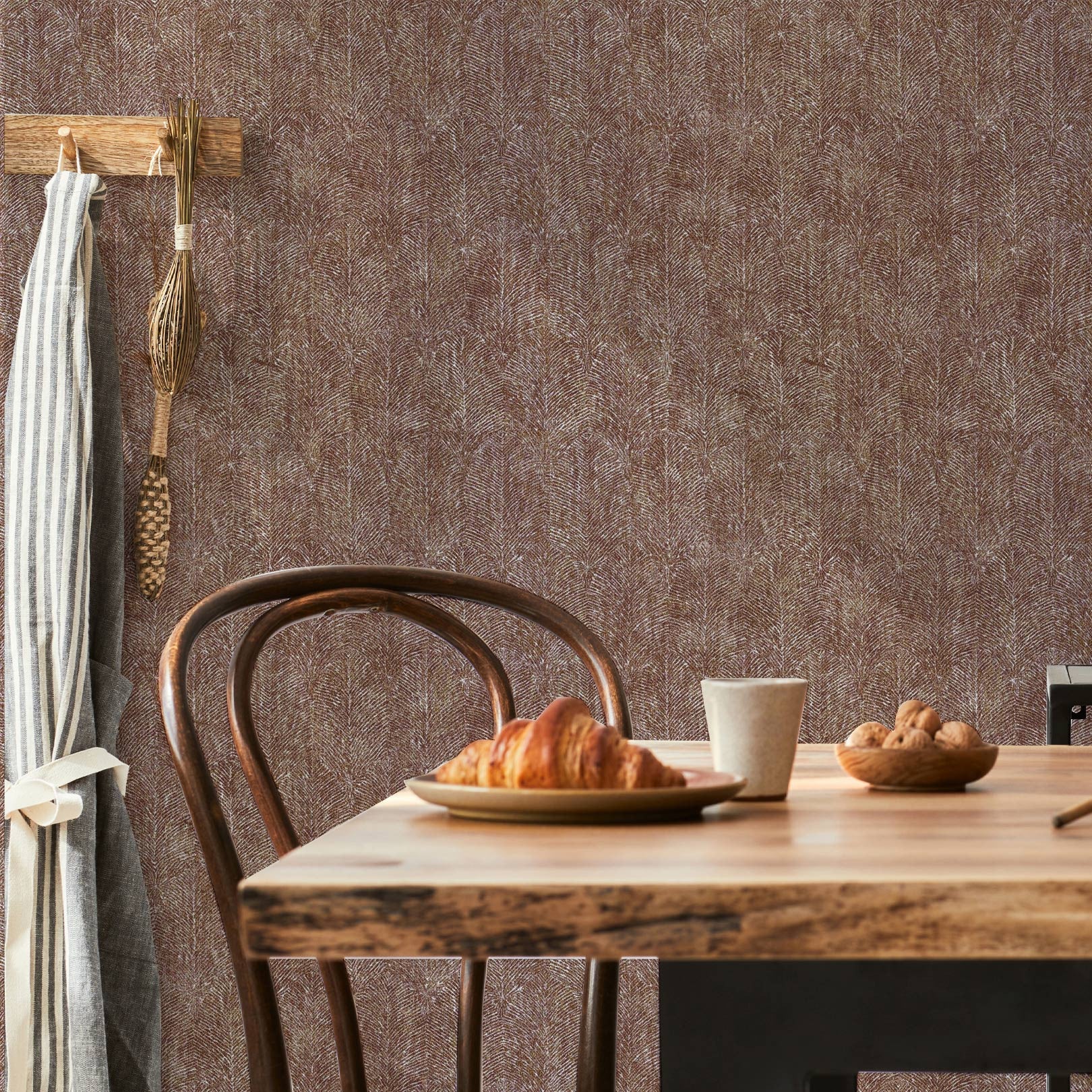 Structural wallpaper with a plant motif of leaves ISABELLINE - ROUILLE rusty brown