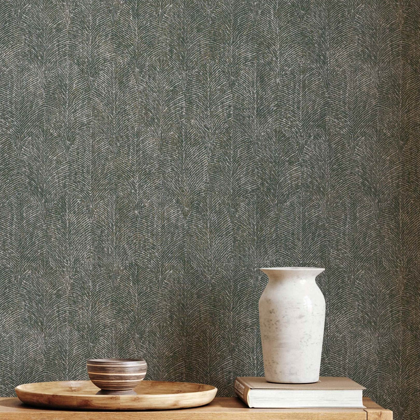 Structural wallpaper with a plant motif of ISABELLINE leaves - VERT IMPERIAL green