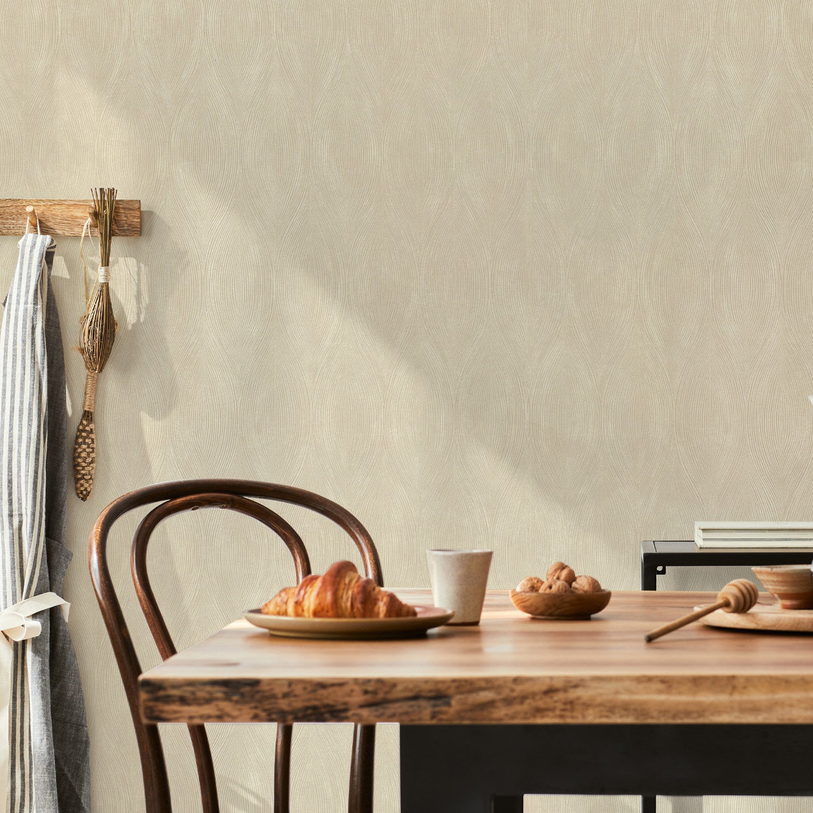 Metallic Textured Wallpaper with Abstract Pattern KERAMOS - IVORY/PEARL