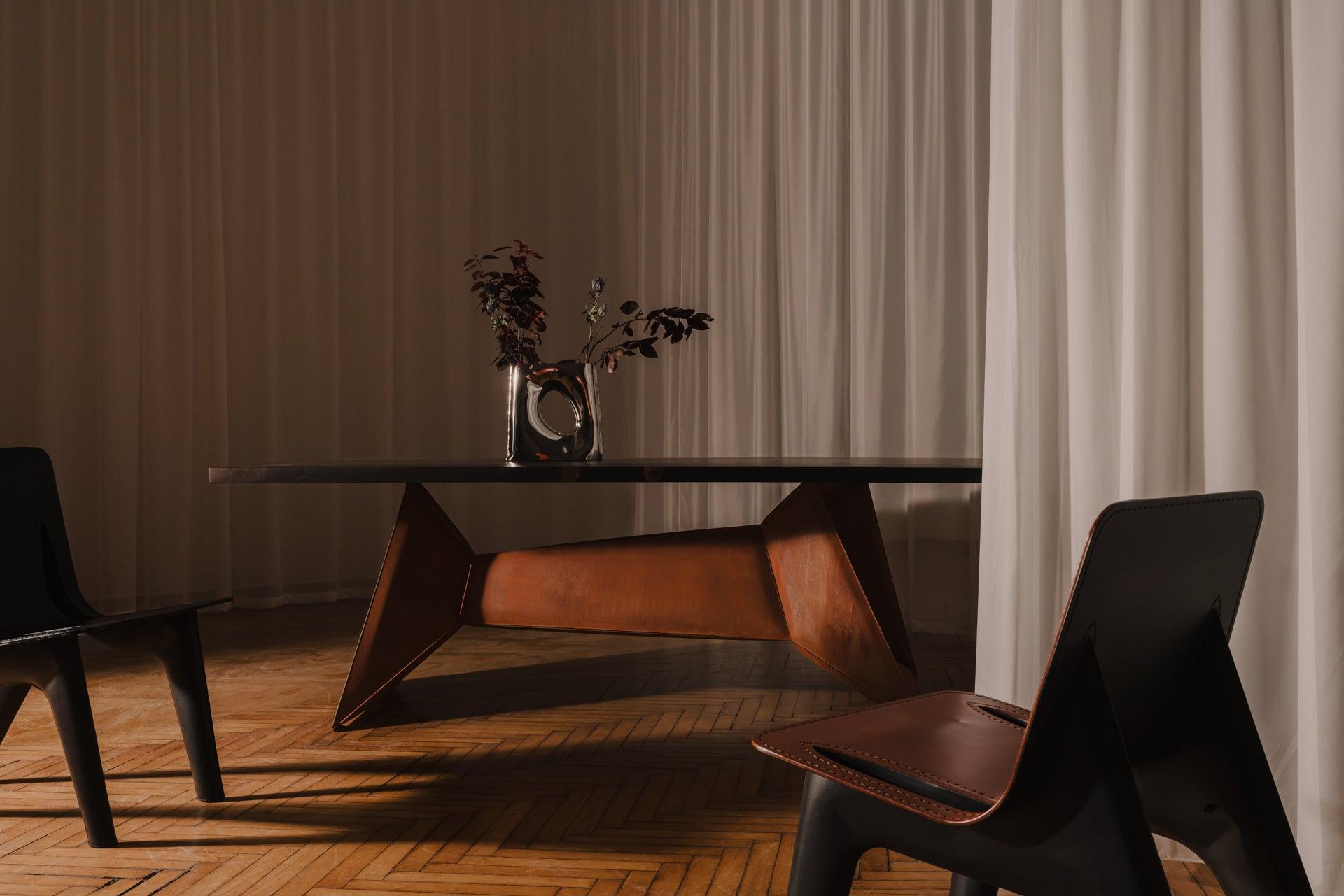 Krzesło J-CHAIR szary mat z koniakowym wykończeniem Zieta Studio    Eye on Design