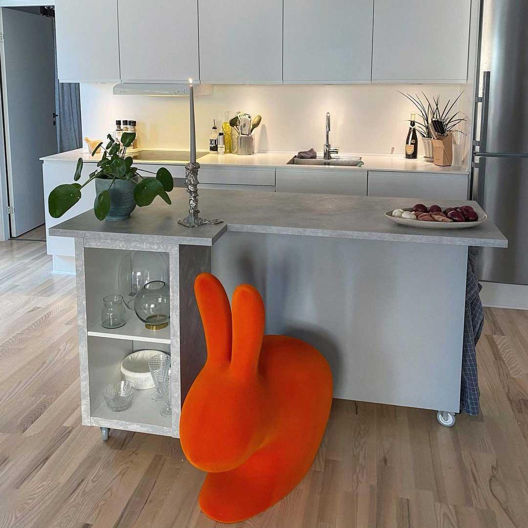 Krzesło RABBIT VELVET pomarańczowy Qeeboo    Eye on Design