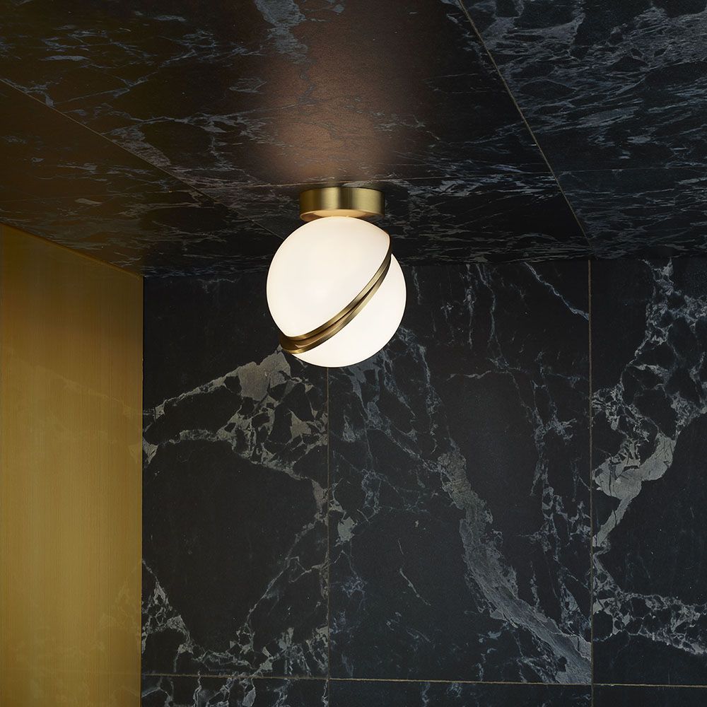 Plafondlamp CRESCENT met opalen glazen kap en messing.