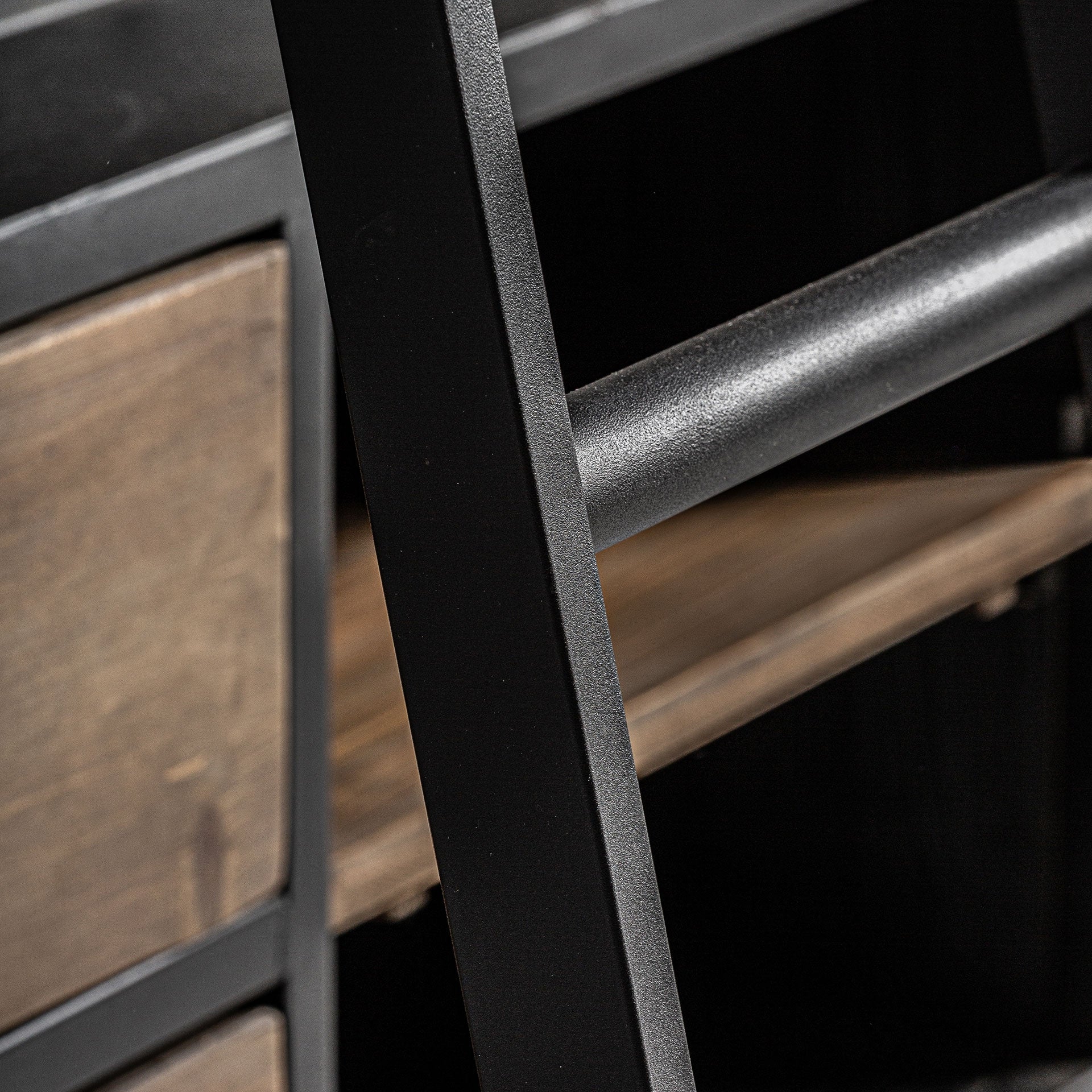 Bibliotheek IVALO gerecycled grenenhout met metalen afwerking