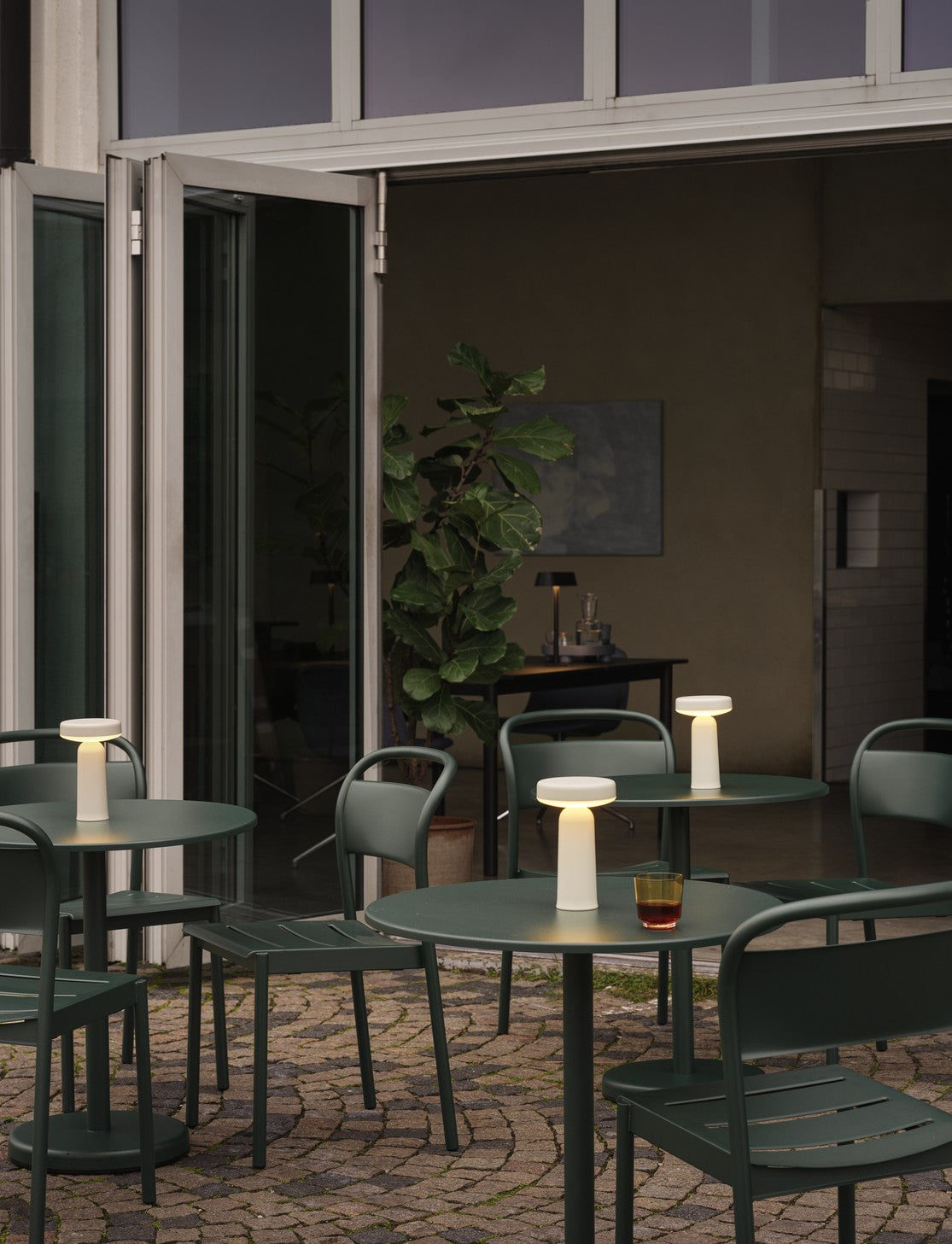Ronde buitenbar tafel LINEAR zwart staal