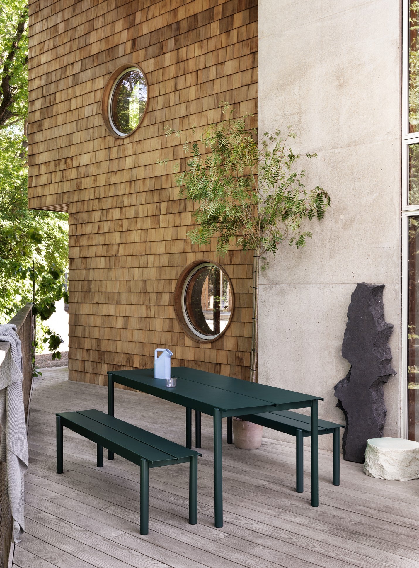 Dunkelgrüne LINEAR Gartenbank aus Stahl