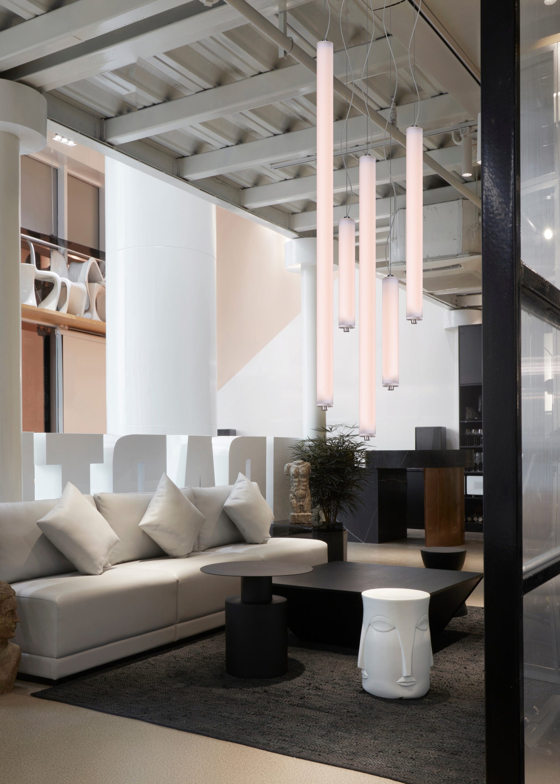 Hanglamp verticaal LONGA melkachtige kap met betonnen detail