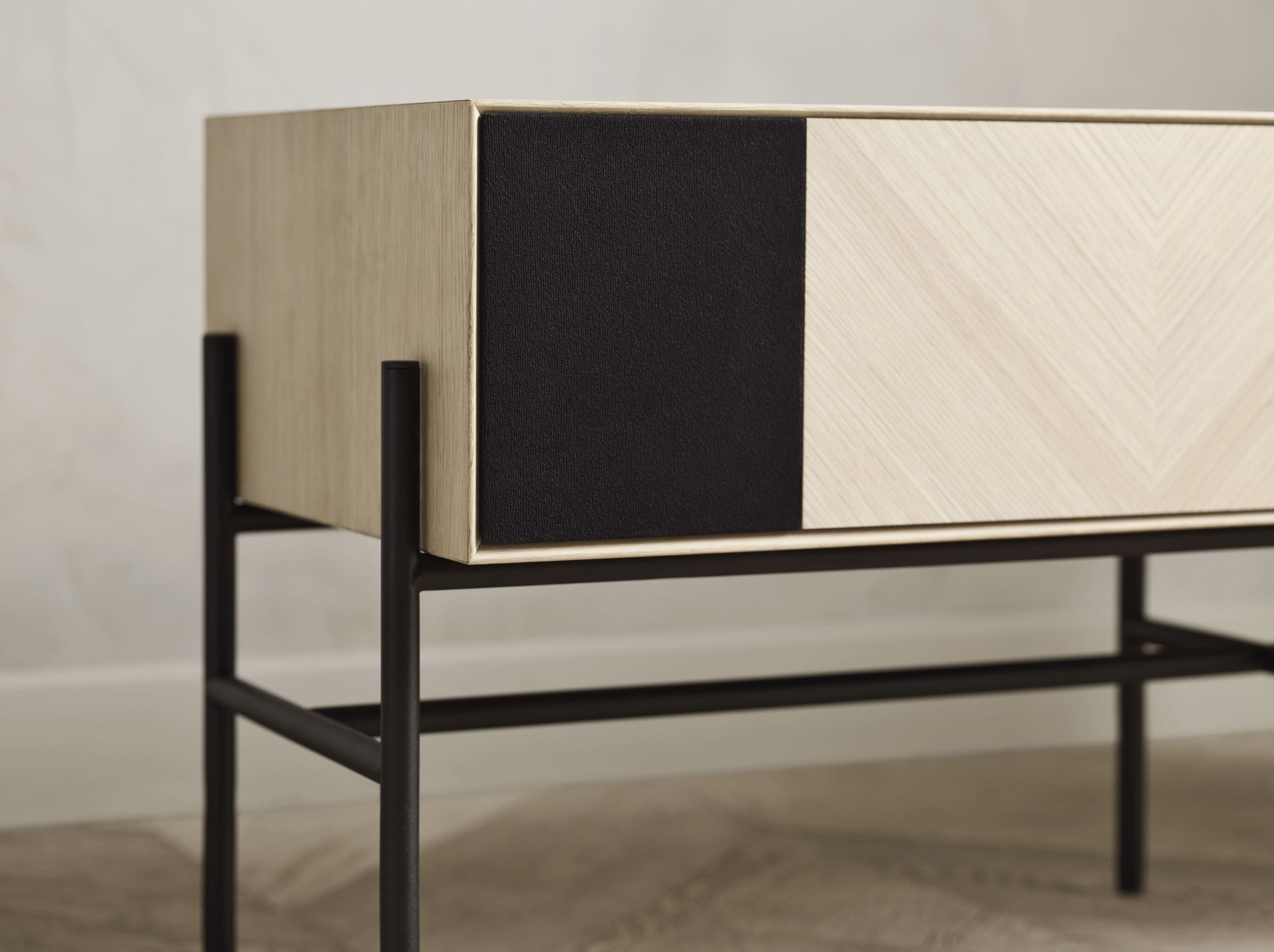 LUXE geluidskast gebleekt eikenhout met zwarte basis