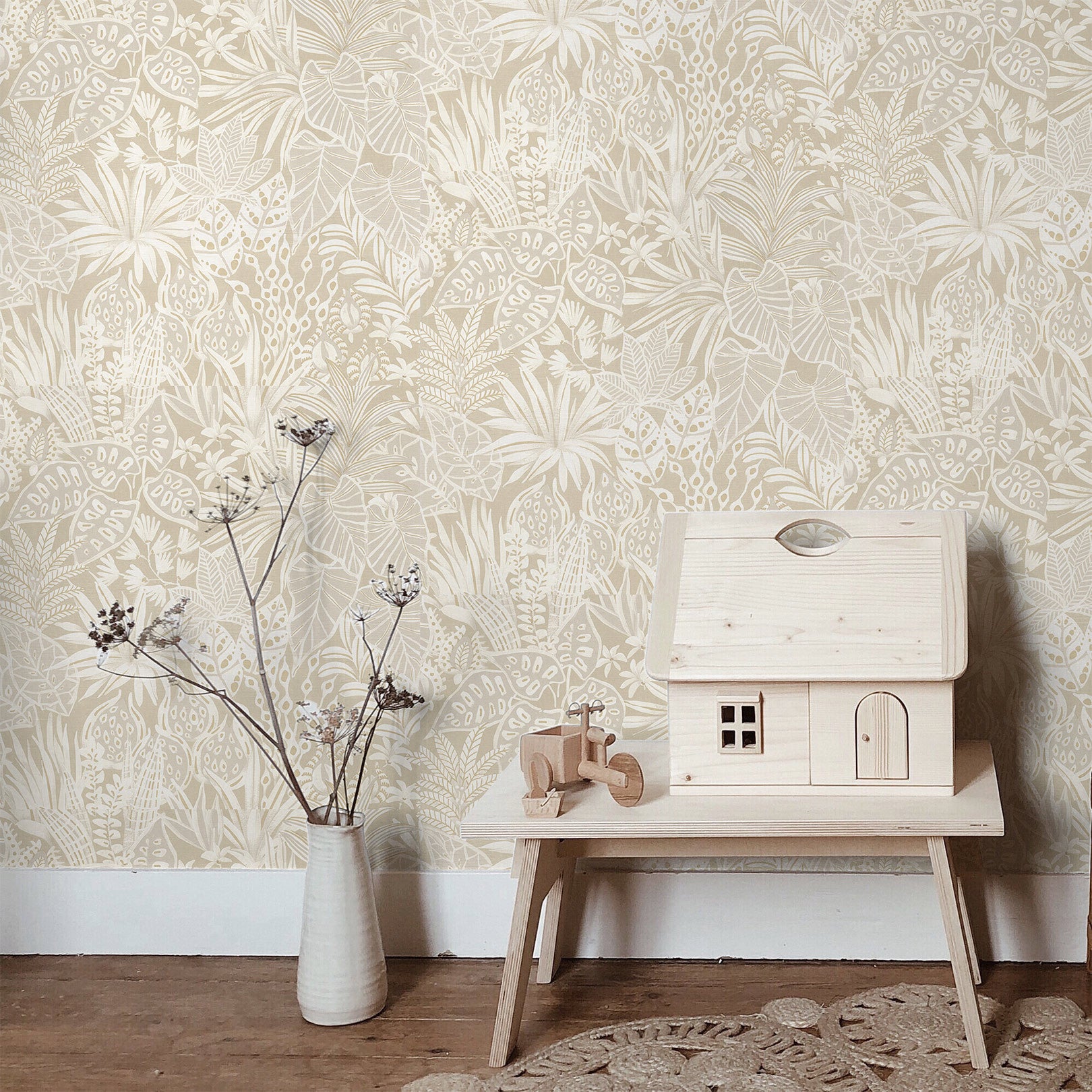 Structural wallpaper with a plant motif of MADHUCA leaves - SABLE sand