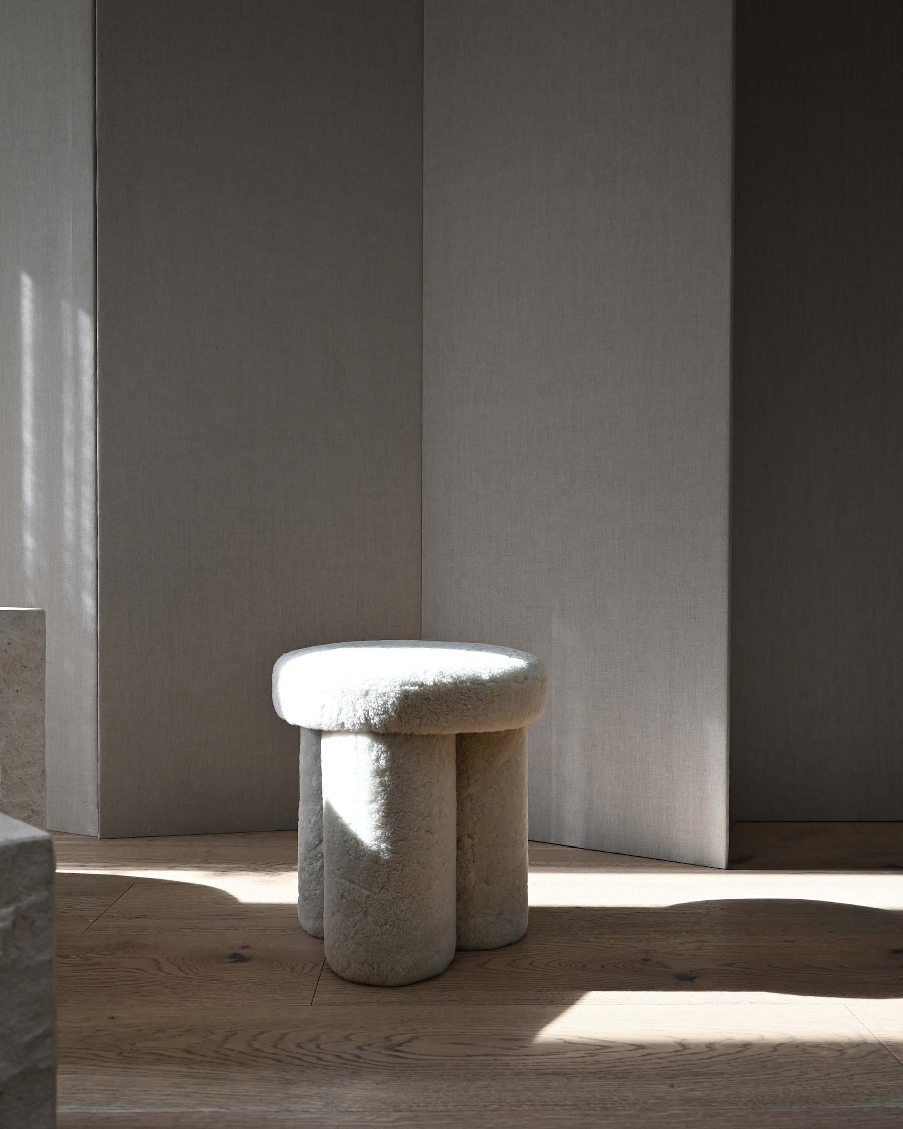 Hocker in schapenwol BIG FOOT zandkleurig