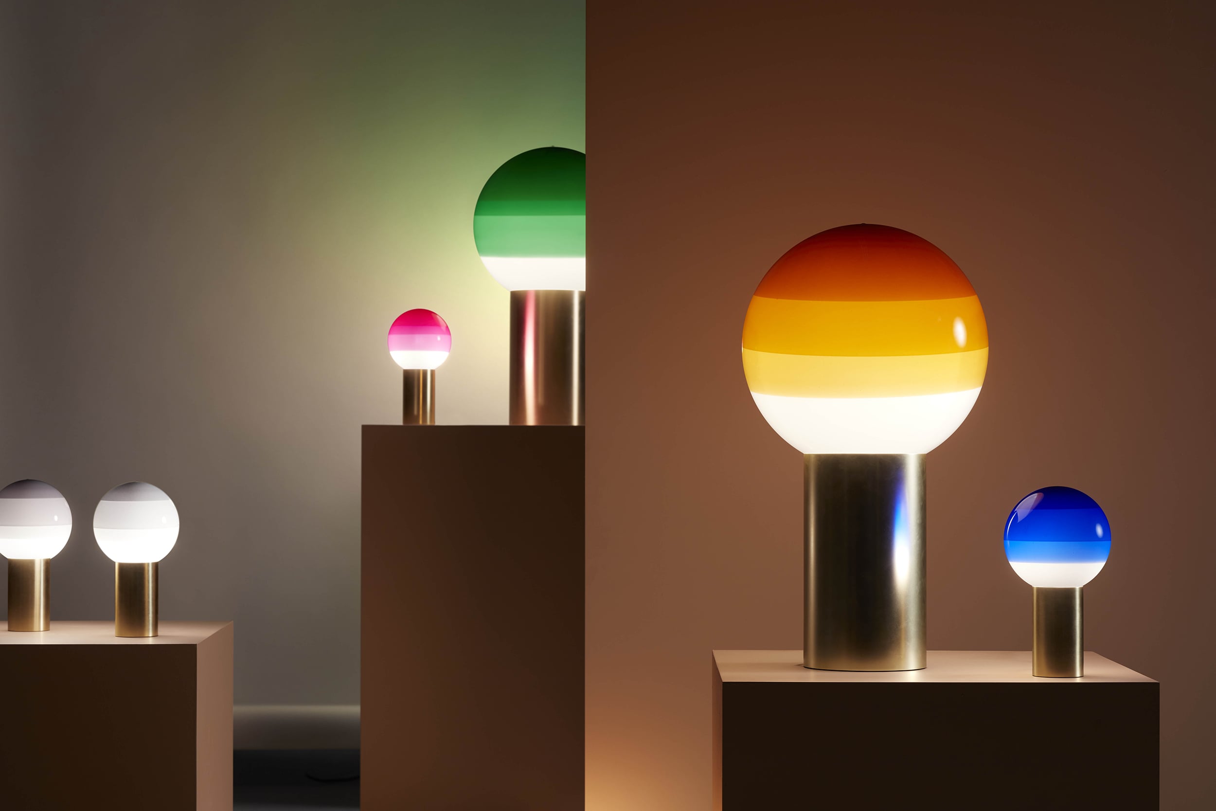 DIPPING cream table lamp with a gold base