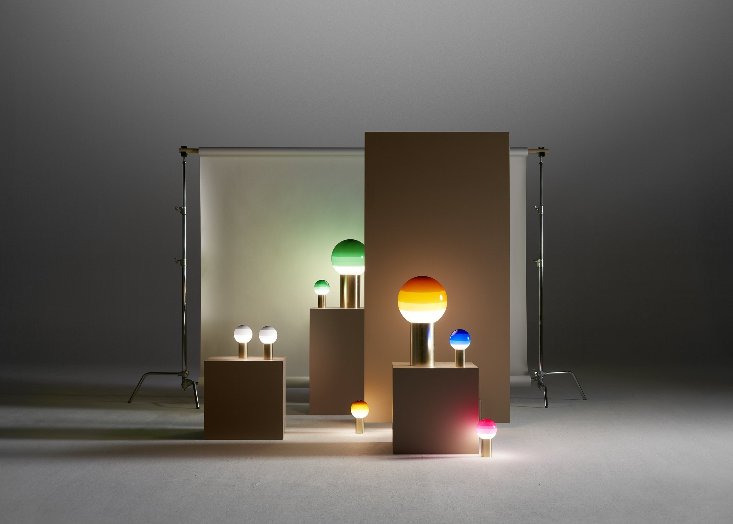 DIPPING amber table lamp with a gold base